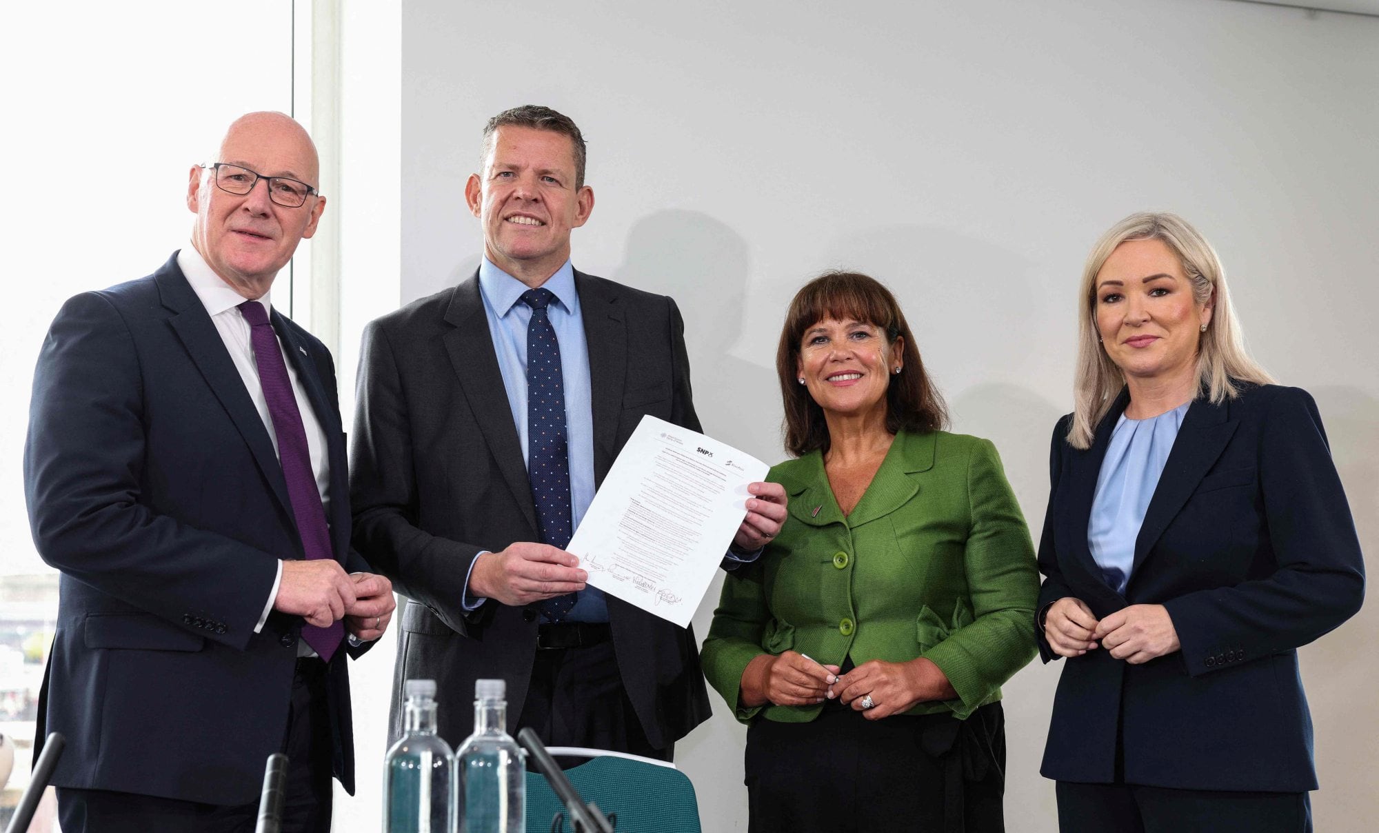 (De izquierda a derecha) El líder del Partido Nacionalista Escocés (SNP), John Swinney, Rhun ap Iorwerth de Plaid Cymru en Gales, Mary Lou McDonald, presidenta de los Republicanos Irlandeses Sinn Féin, y Michelle O'Neill, vicepresidenta de los Republicanos Irlandeses Sinn Féin, posan juntas con un memorando de entendimiento mientras asisten a una reunión en Cardiff, Gales
