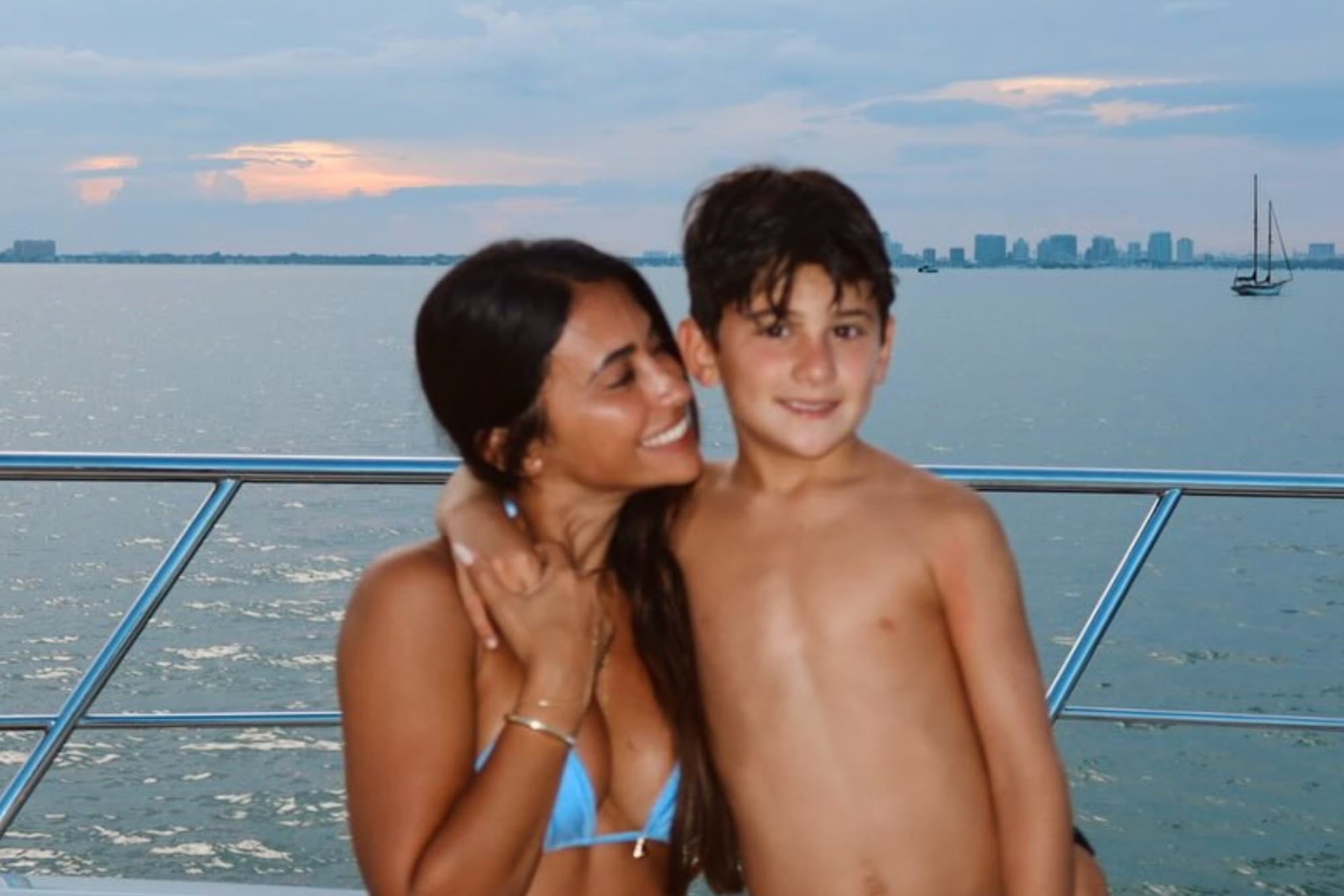 Las vacaciones de Anto Roccuzzo: yate, lectura de fantasía, frutas y amor familiar