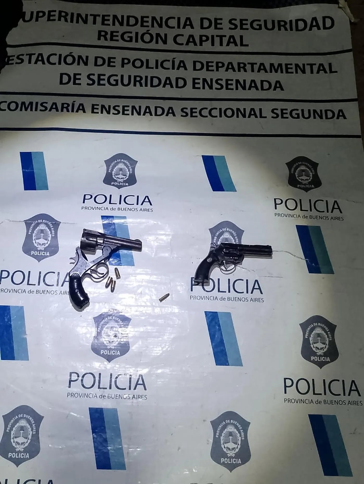 Detuvieron a una madre que grabó a su bebé jugando con un arma en La Plata: “¿Es para los giles?” 6 En el allanamiento incautaron un revólver negro y una réplica de un arma de fuego