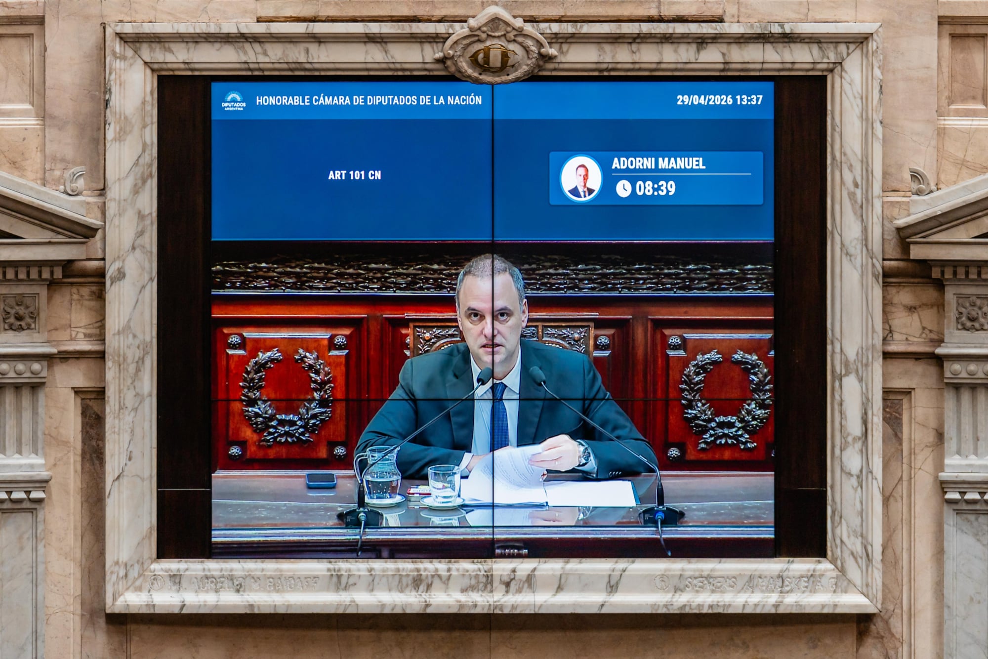 Adorni, un escándalo en cascada
