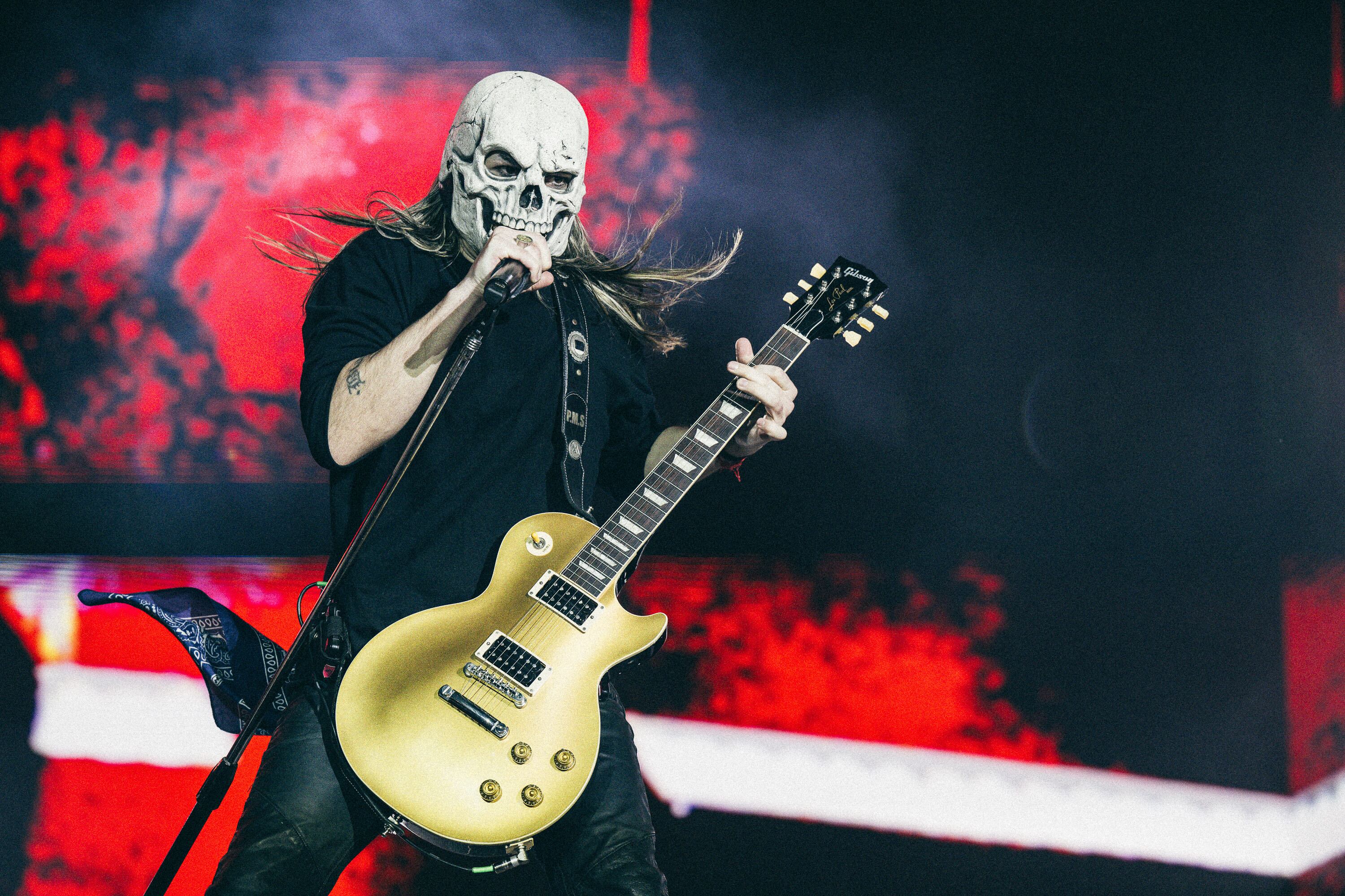 Pato Sardelli, el carismático líder de Airbag, al promediar el show del viernes en Vélez