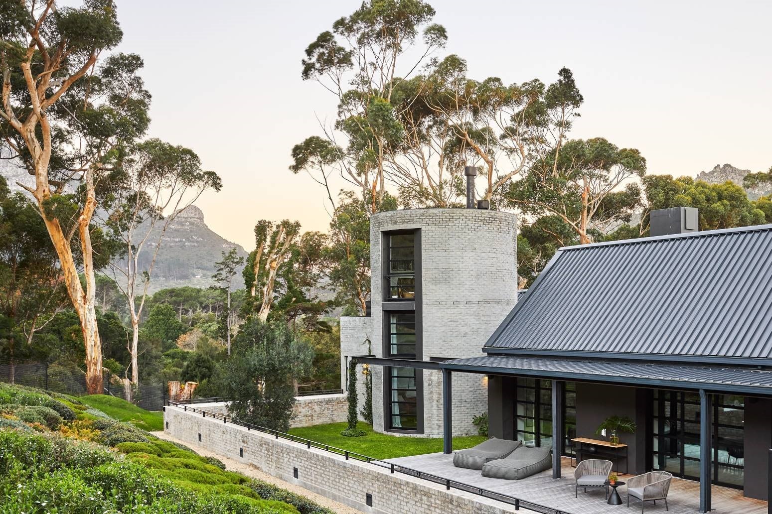 Habitar la naturaleza: tres casas donde los espacios verdes son punto de encuentro