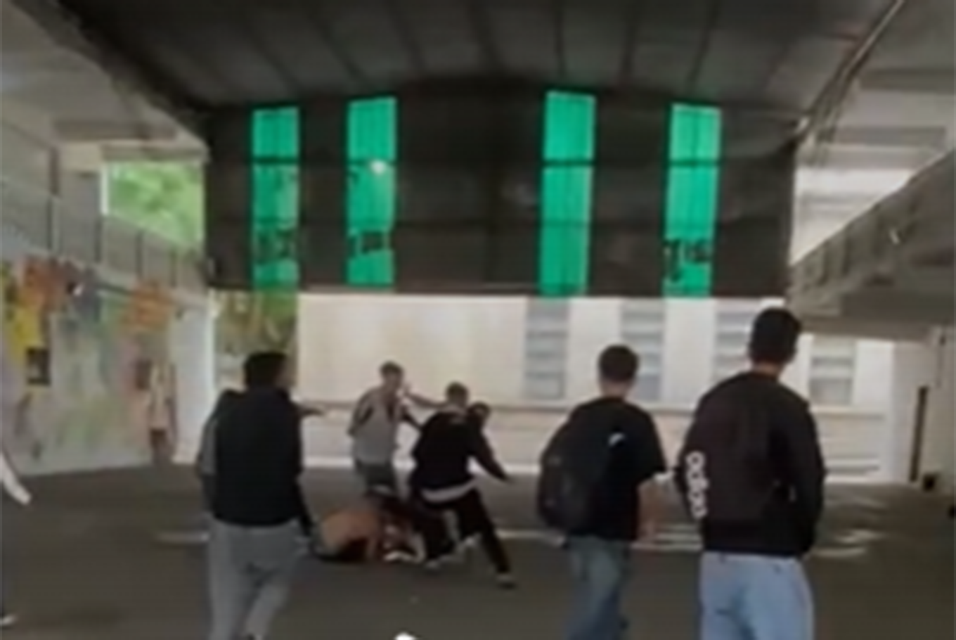 Violencia escolar en La Plata: una preceptora fue herida al intentar frenar una pelea entre un exalumno y otro estudiante