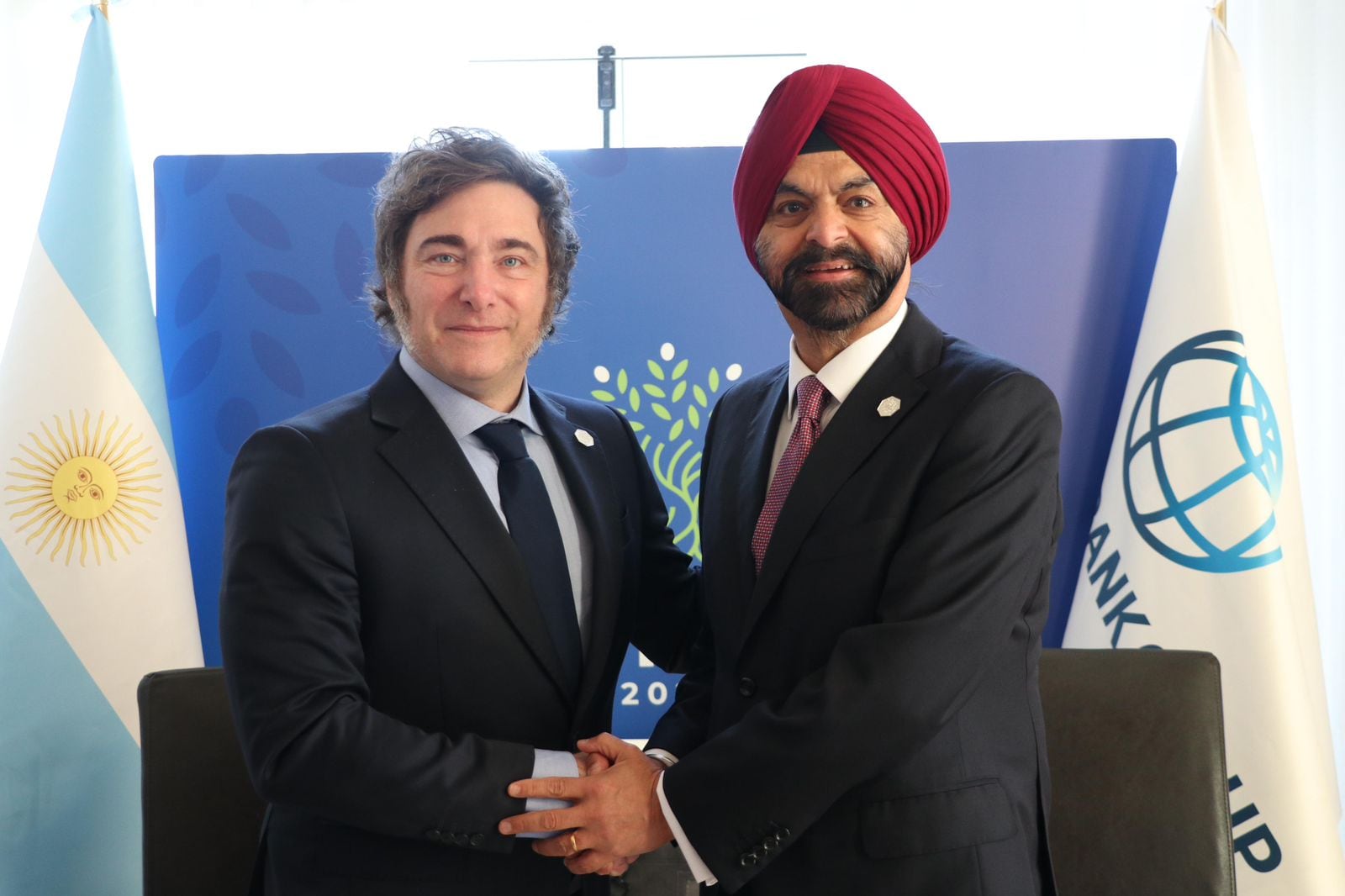 El Presidente Javier Milei junto al Presidente del Banco Mundial, el empresario Ajay Banga, con quien mantuvo una reunión en el marco del G7