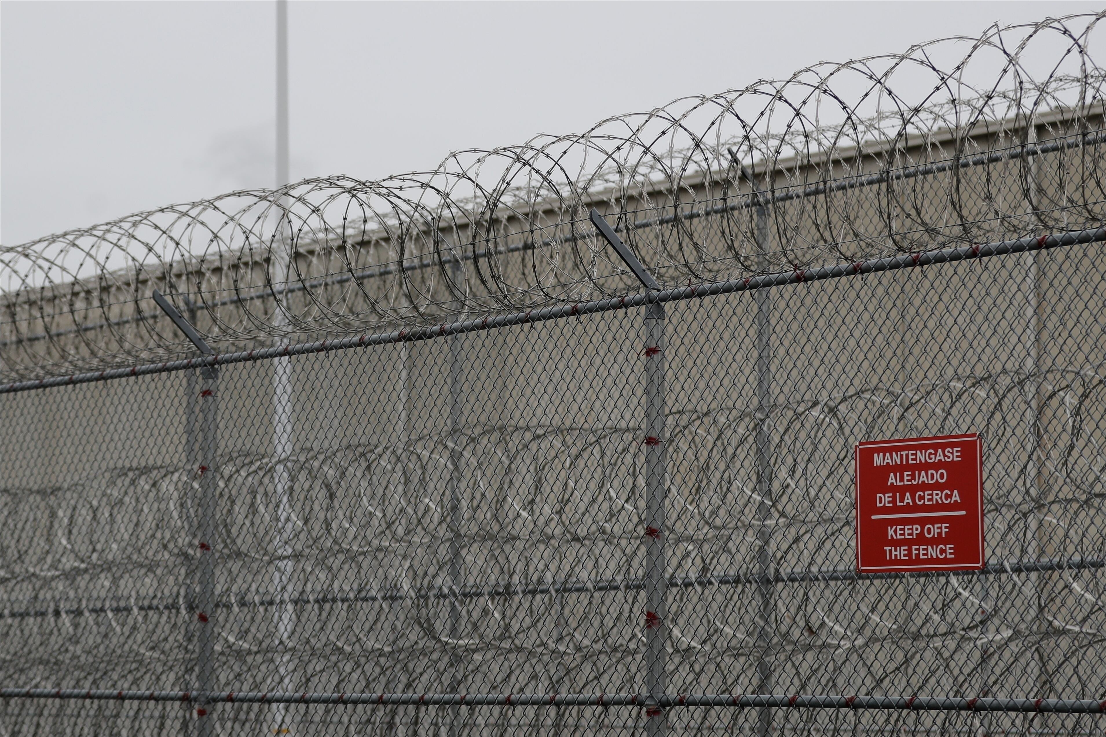 Fue trasladado esposado a una prisión federal pese a no enfrentar cargos criminales, según relató a The Guardian