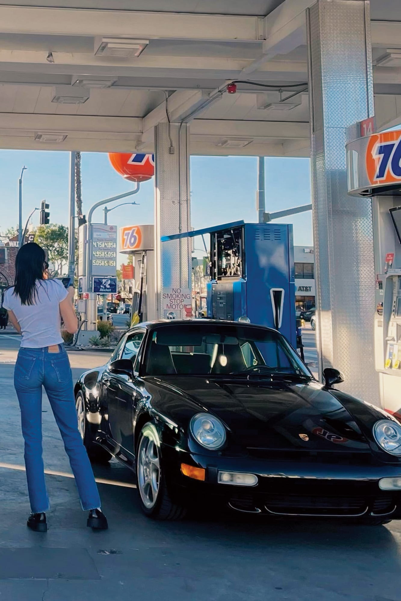 ¿Cuáles son sus preferidos? Kendall Jenner tiene una colección de autos valuada en más de 5 millones de dólares 9 PORSCHE 911 CARRERA 4S 993. De 1997, se trata de un modelo legendario: con él se cambia la refrigeración de aire a agua