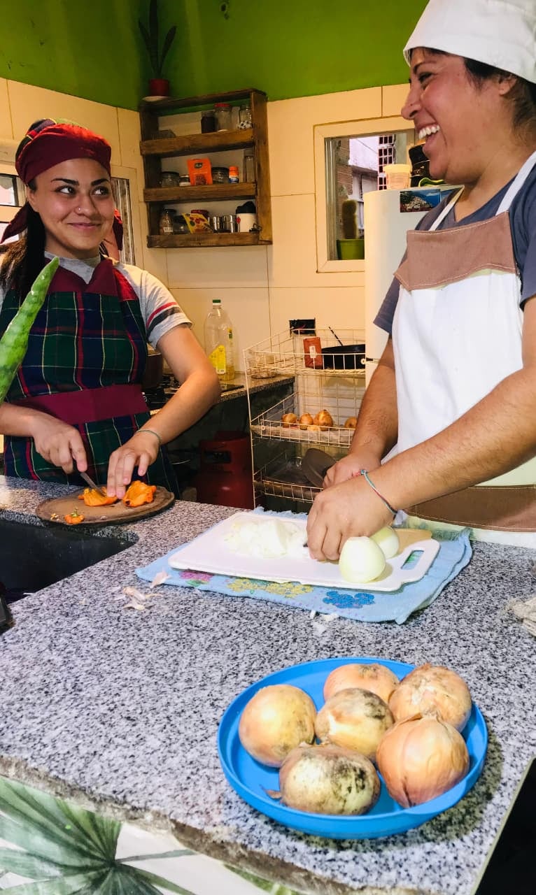 Selena, de 19, junto a Demaris, de 27