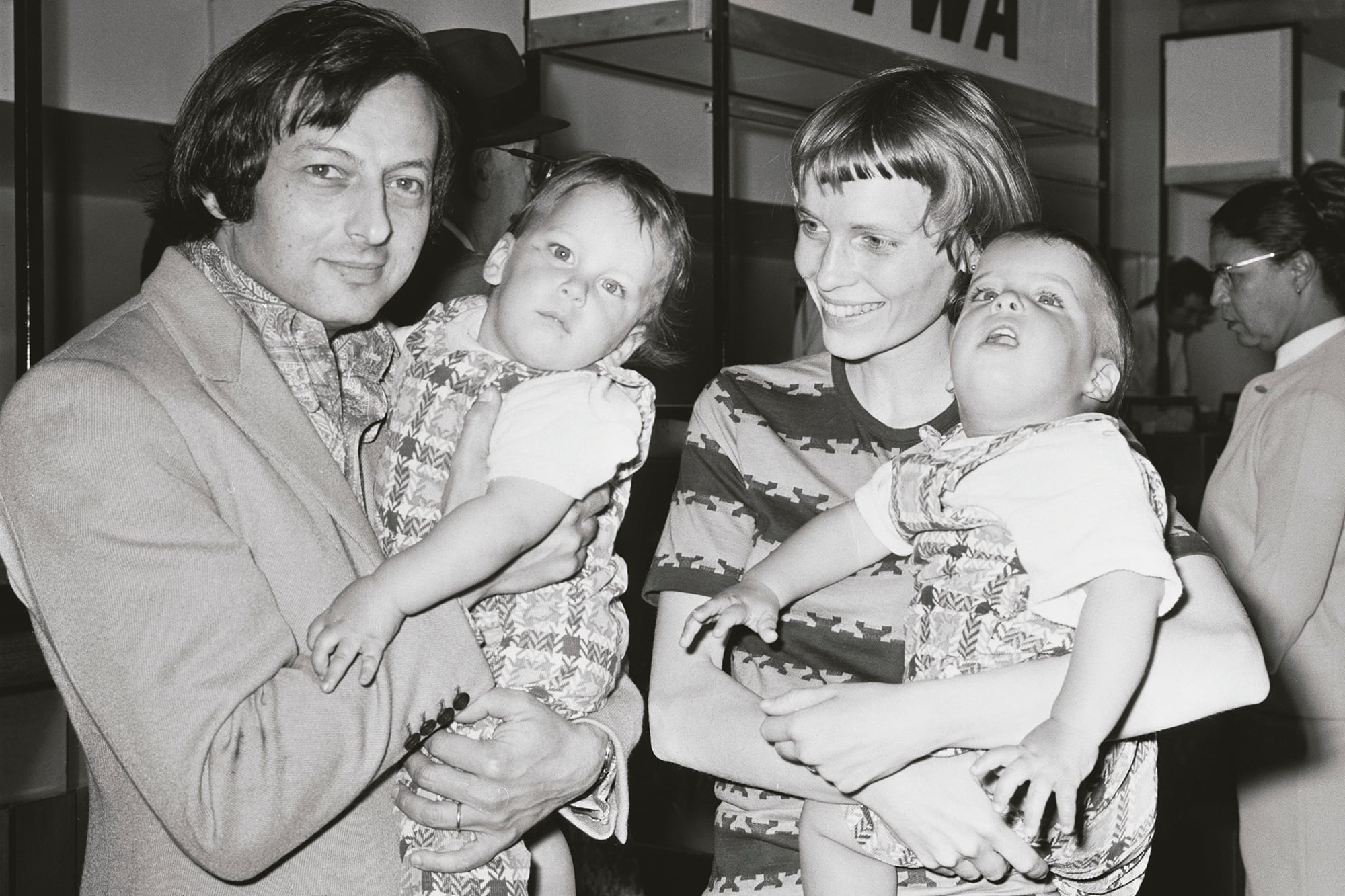 Con su marido André Previn y los mellizos Matthew y Sascha en 1971