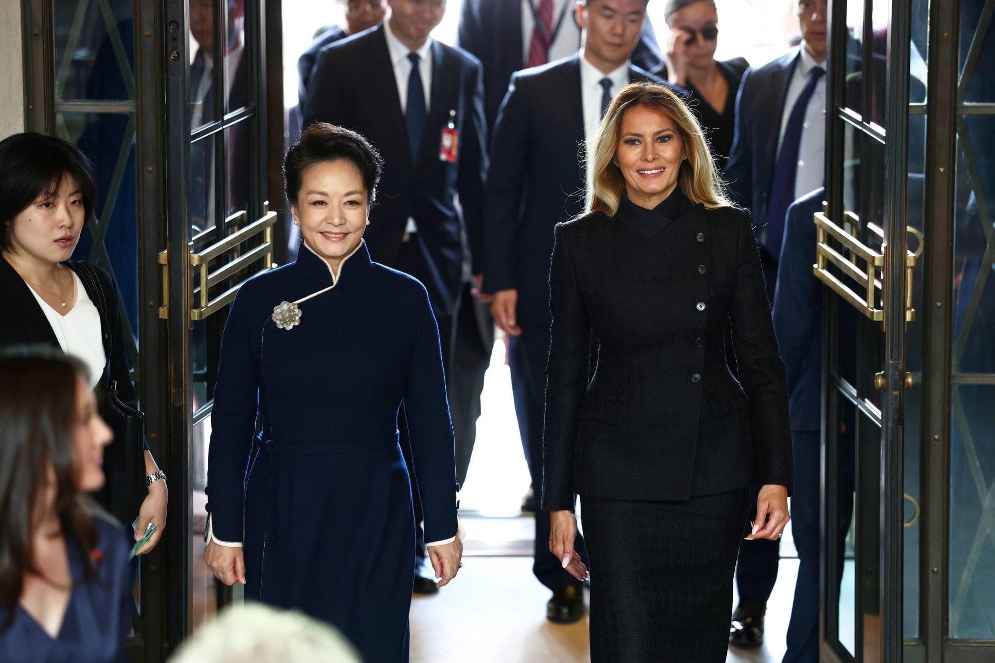 Las primeras damas Peng Liyuan y Melania Trump llegan al Museo Nacional de Arte Asiático