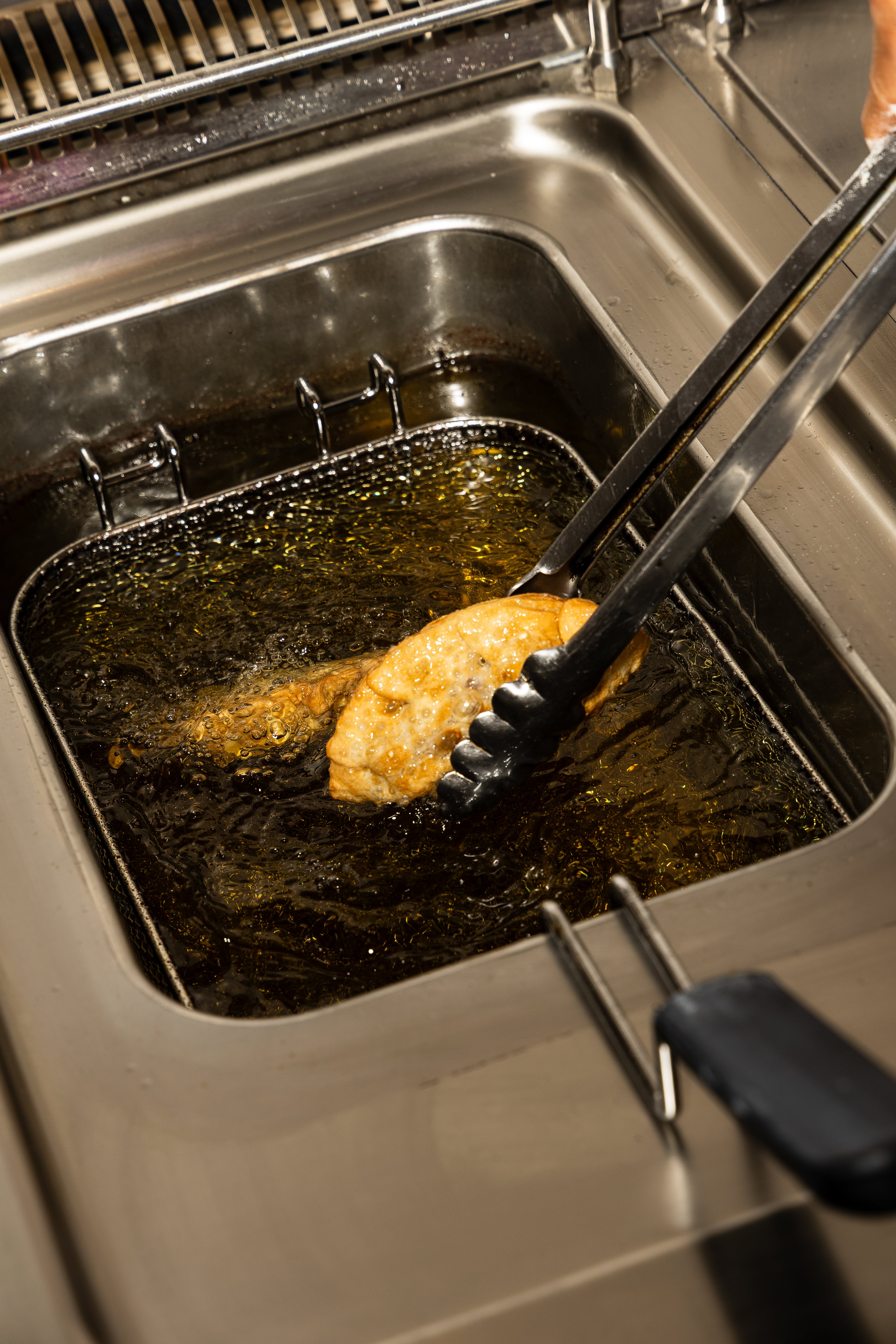 “Hay sabores que ganan con la fritura —más crocancia, más jugo retenido— y otros que se lucen mejor al horno, con una cocción más pareja y liviana. La decisión no es antojo, es entender qué le conviene a cada relleno”, explica Bargero