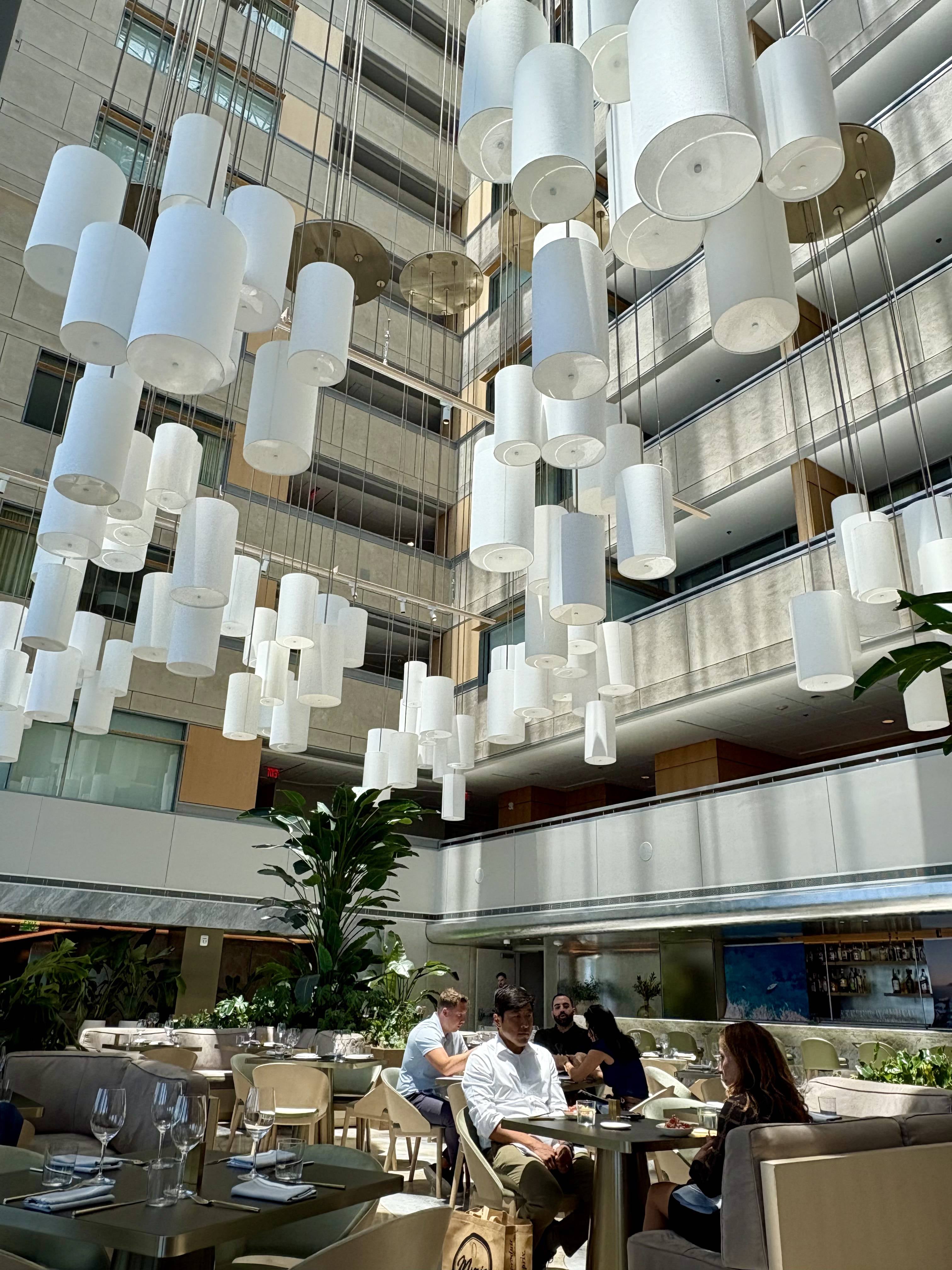 El flamante Brickell Arch tiene 36 pisos, un restaurante Michelin y vistas panorámicas a la Bahía de Biscayne y al skyline de la ciudad