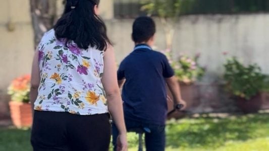 El de 7 años vive en un hogar separado de sus hermanas