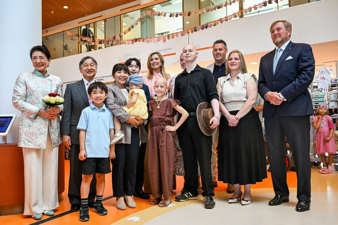 El viernes 19 de junio, el rey Guillermo Alejandro y la reina Máxima visitaron el Centro Princesa Máxima de Oncología Pediátrica junto al emperador de Japón Naruhito y la emperatriz Masako (Foto: Instagram @koninklijkhuis)