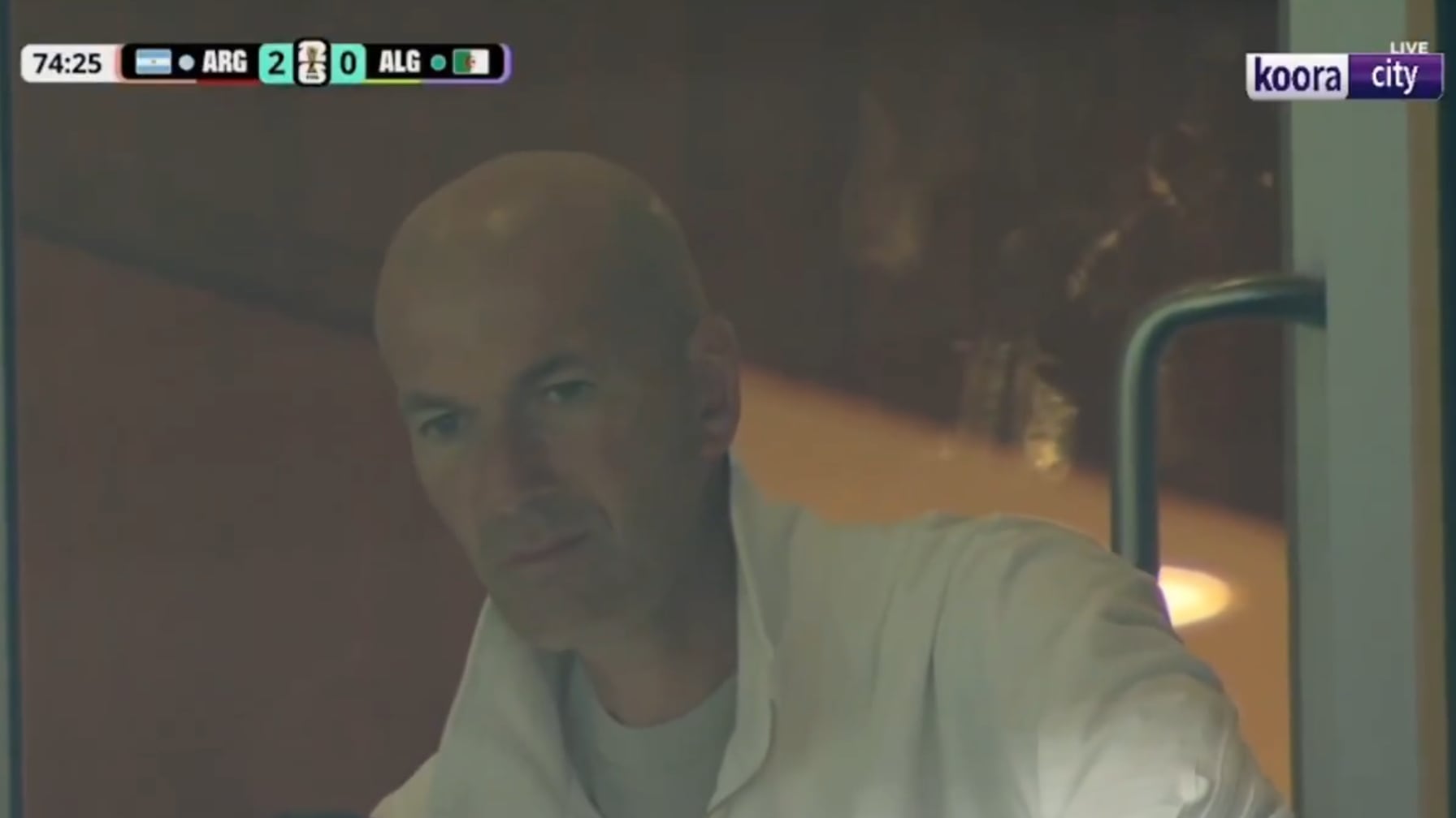 Zinedine Zidane en uno de los palcos del Arrowhead Stadium
