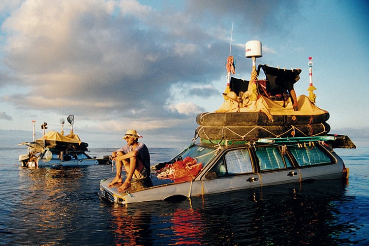 Adaptaron un auto para cruzar el Atlántico a vela, los creyeron muertos y hoy su historia da la vuelta al mundo