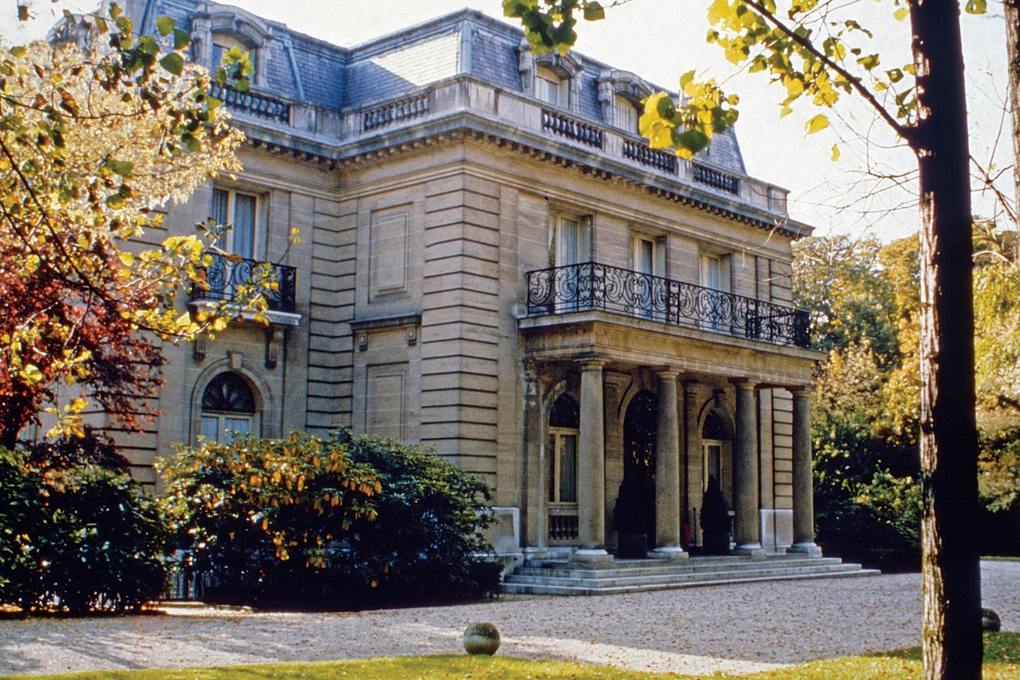 Así se veía la mansión en Bois de Boulogne en 1974, que fue su residencia parisina hasta la muerte de ambos