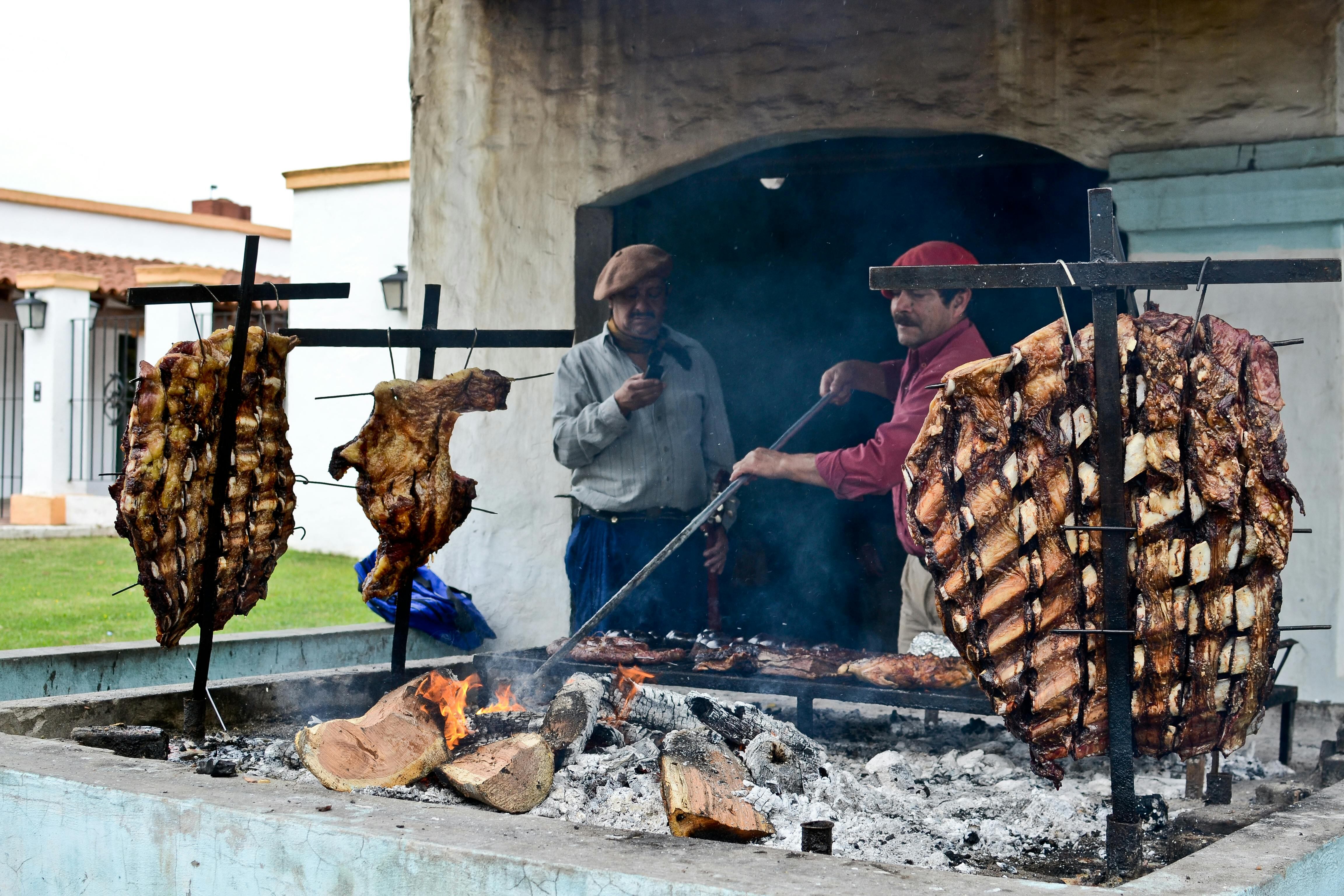 El lechón tarda hasta tres horas en cocinarse
