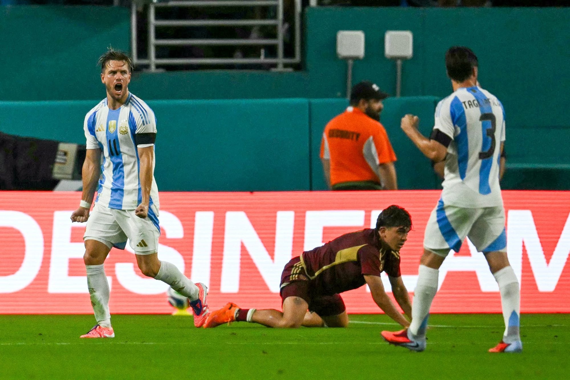 Giovani Lo Celso celebra su gol conta Venezuela en un amistoso en Estados Unidos en el cierre de 2025; el ex jugador de Rosario Central tendrá en 2026 su segunda participación en una Copa del Mundo en los papeles, y tal vez su primera actuación en la cancha.