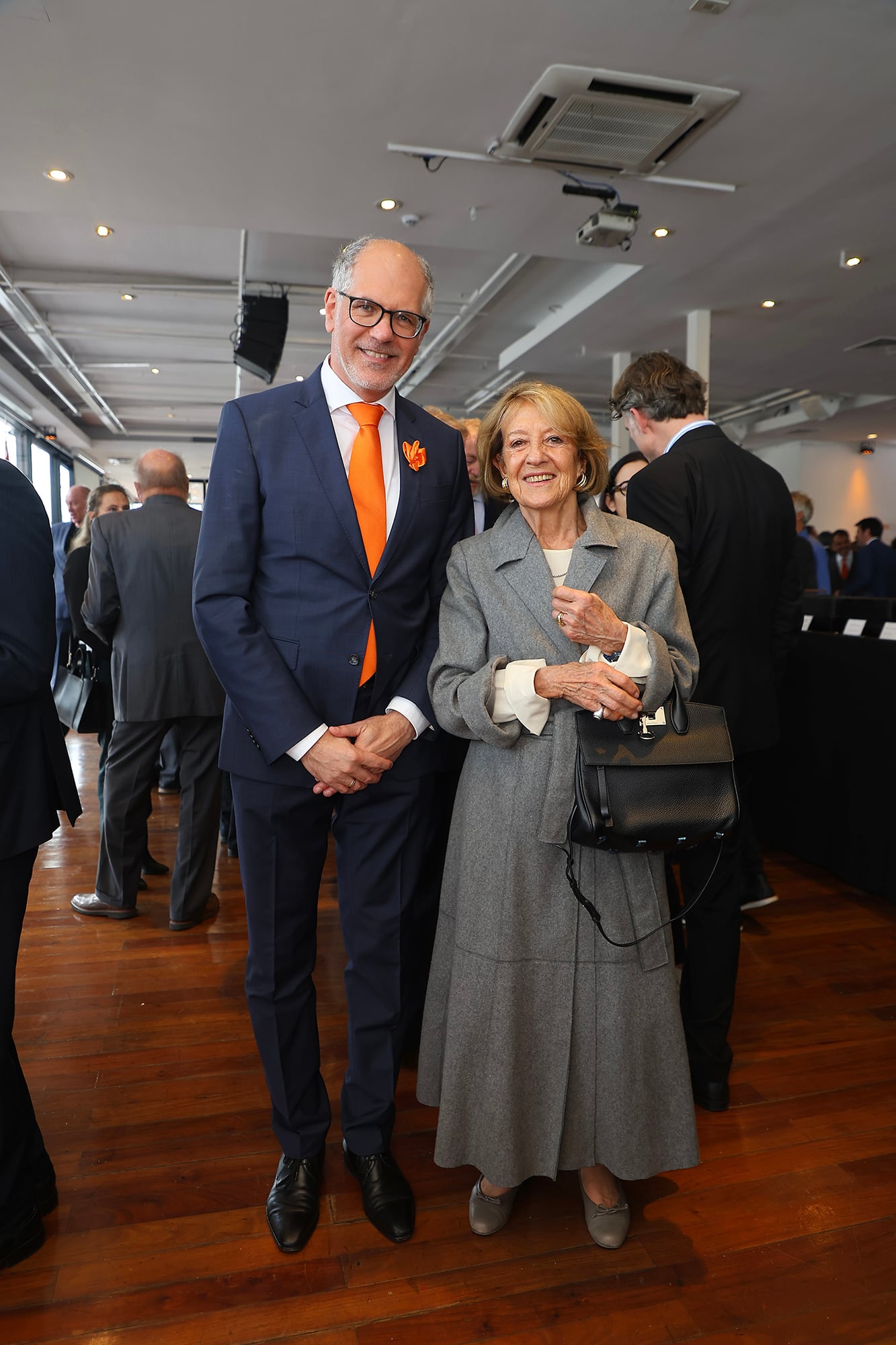 El embajador Mauritz Wilhelmus Verheijden se acercó a saludar a la madre de la reina Máxima