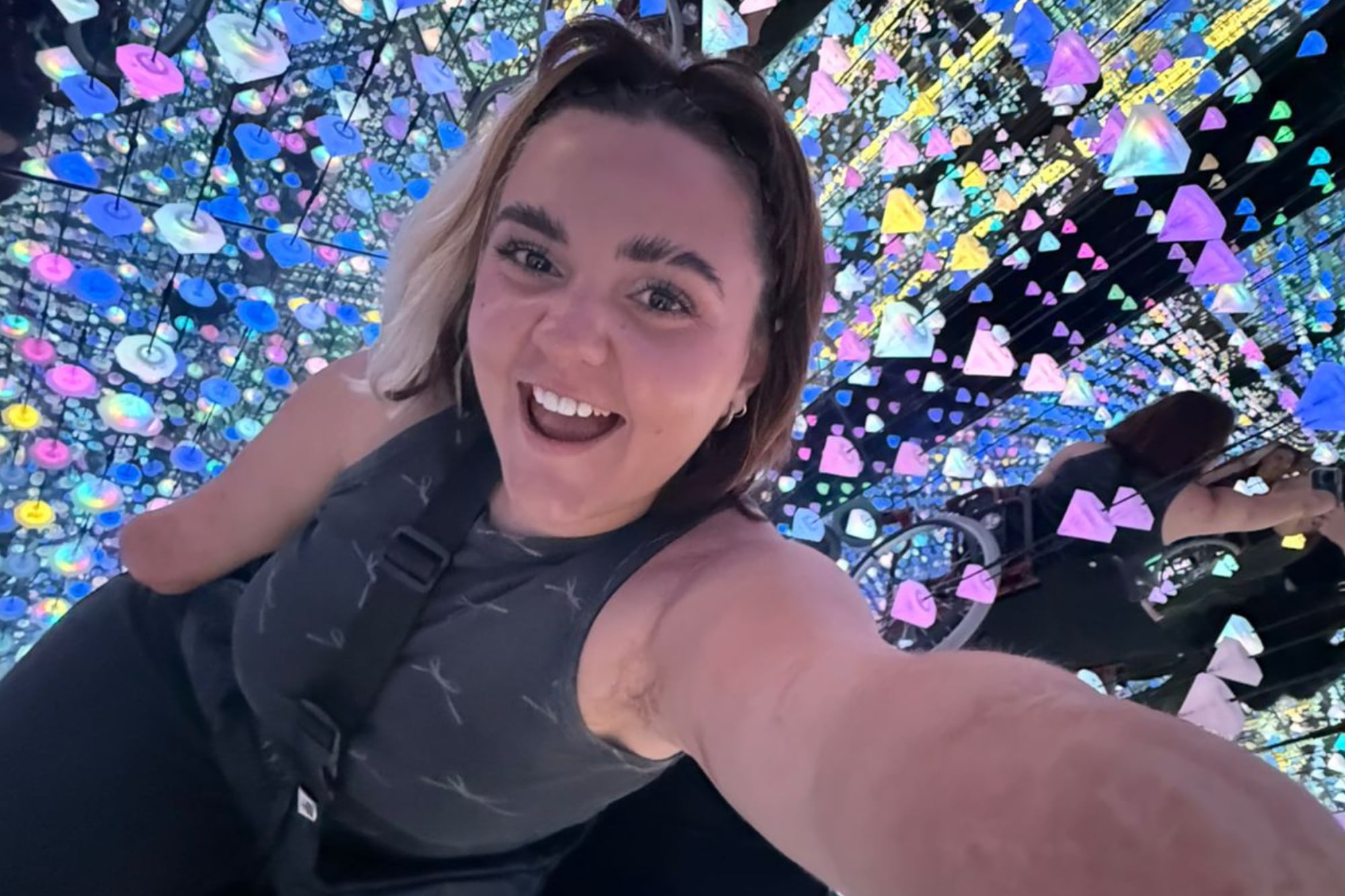 Una meningitis a los 2 años la dejó sin piernas ni brazos, pero supo salir adelante y ahora revoluciona las redes