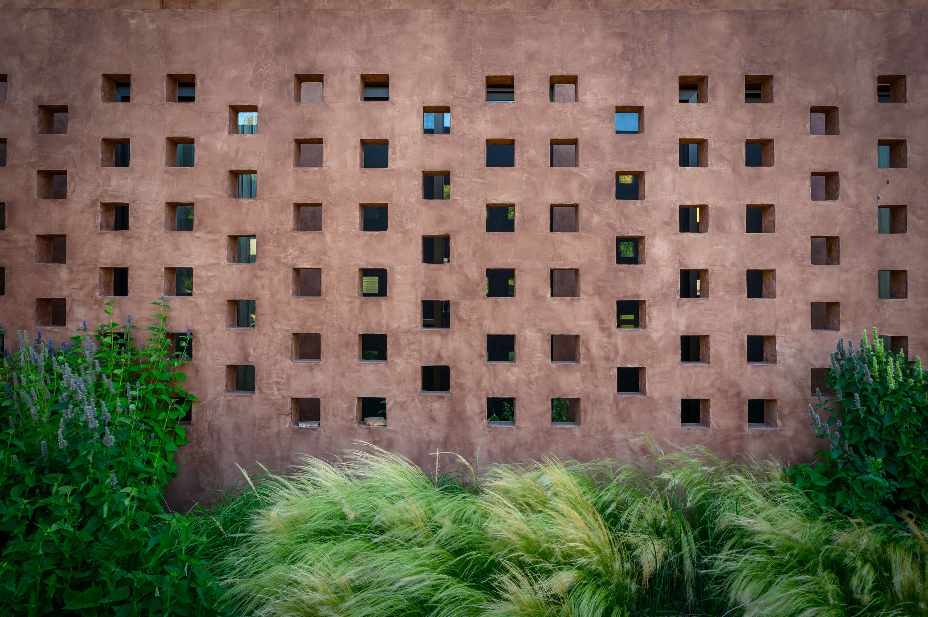 Además de dar privacidad y ventilación, el calado del frente se tradujo en un patrón que se repite a lo largo de todo el proyecto