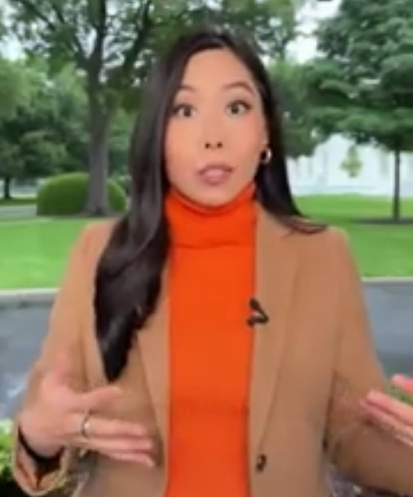 El momento en el que una periodista estaba grabando en la Casa Blanca y fue interrumpida por los disparos