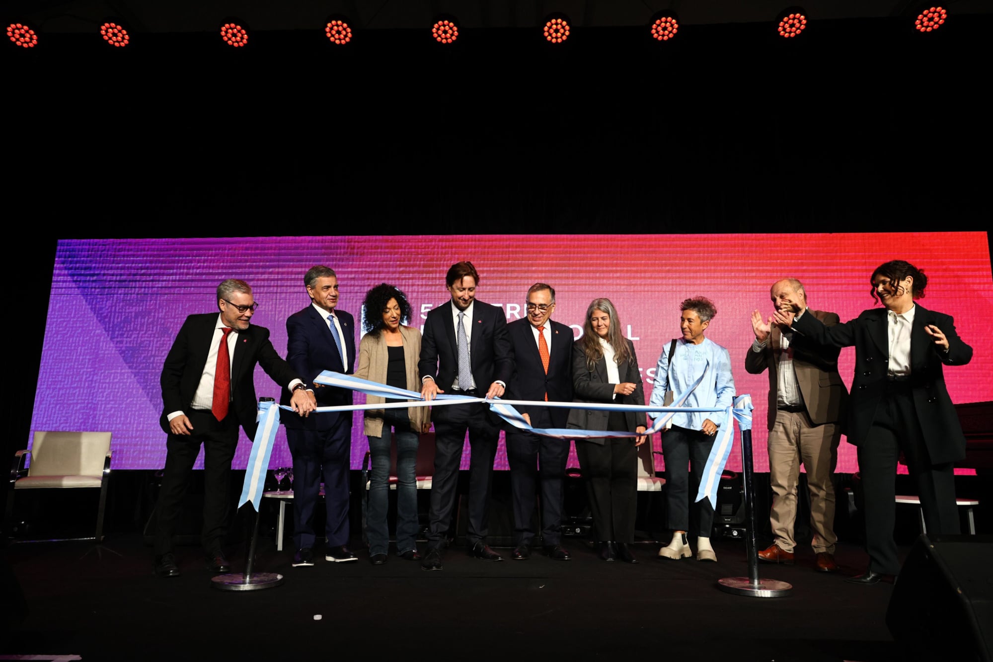 Silbidos, reclamos y tensión en la apertura de la Feria del Libro 2026