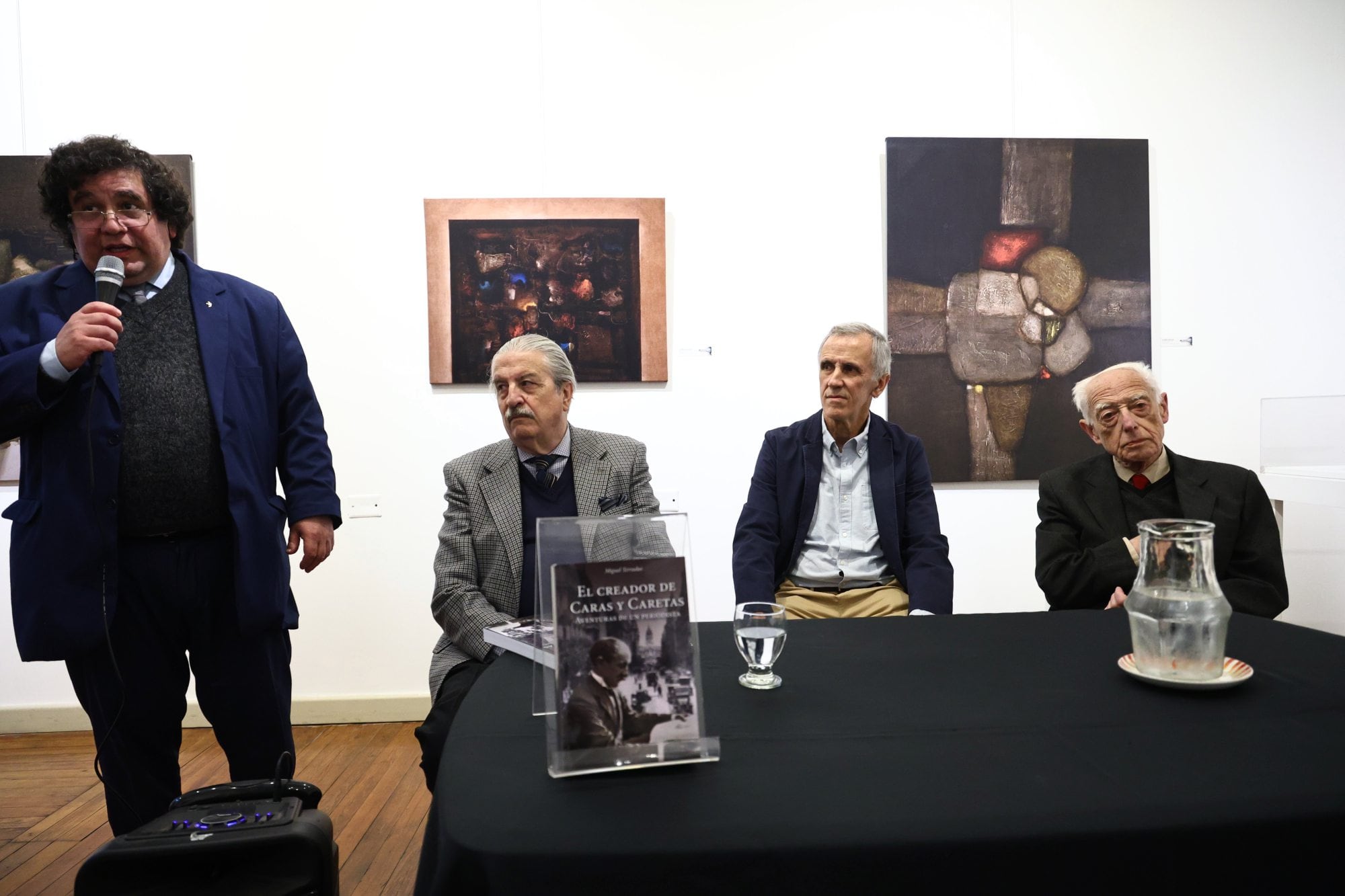 El licenciado Carlos Larrosa, del Museo Mitre, presenta a los disertantes: Roberto Elissalde, el autor Miguel Terradas y Fernando Sánchez Zinny