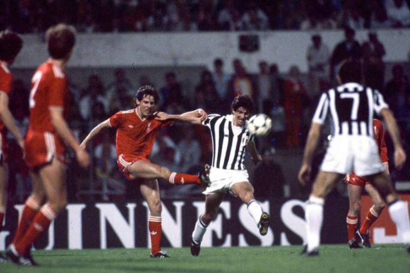 La final entre Juventus y Liverpool se jugó pese a las muertes en el estadio de Heysel, y ganó la Vecchia Signora por uno a cero con gol de Michel Platini