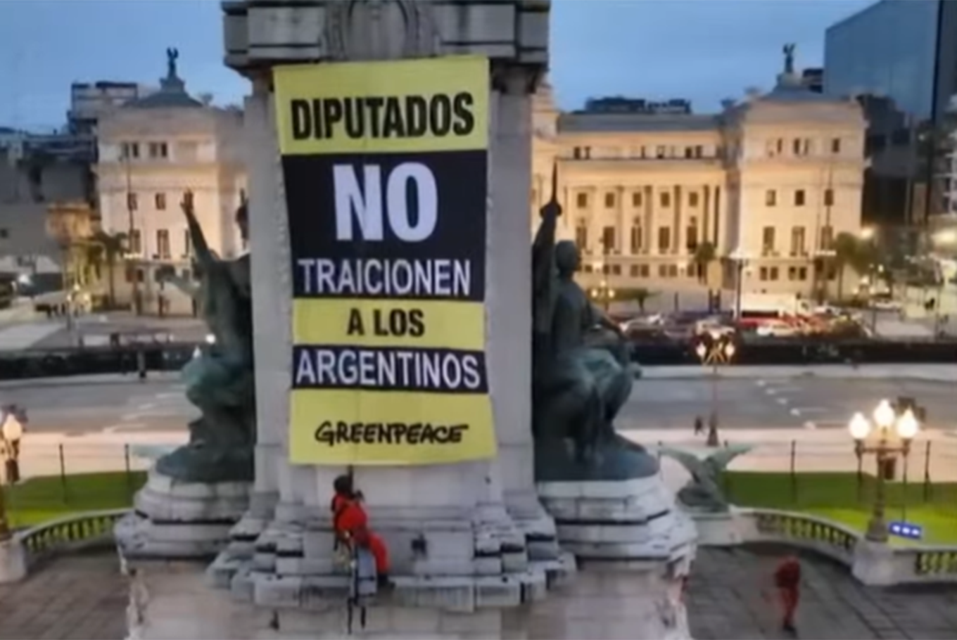 Activistas se treparon al monumento de la plaza de Los Dos Congresos para protestar contra la reforma de la Ley de Glaciares