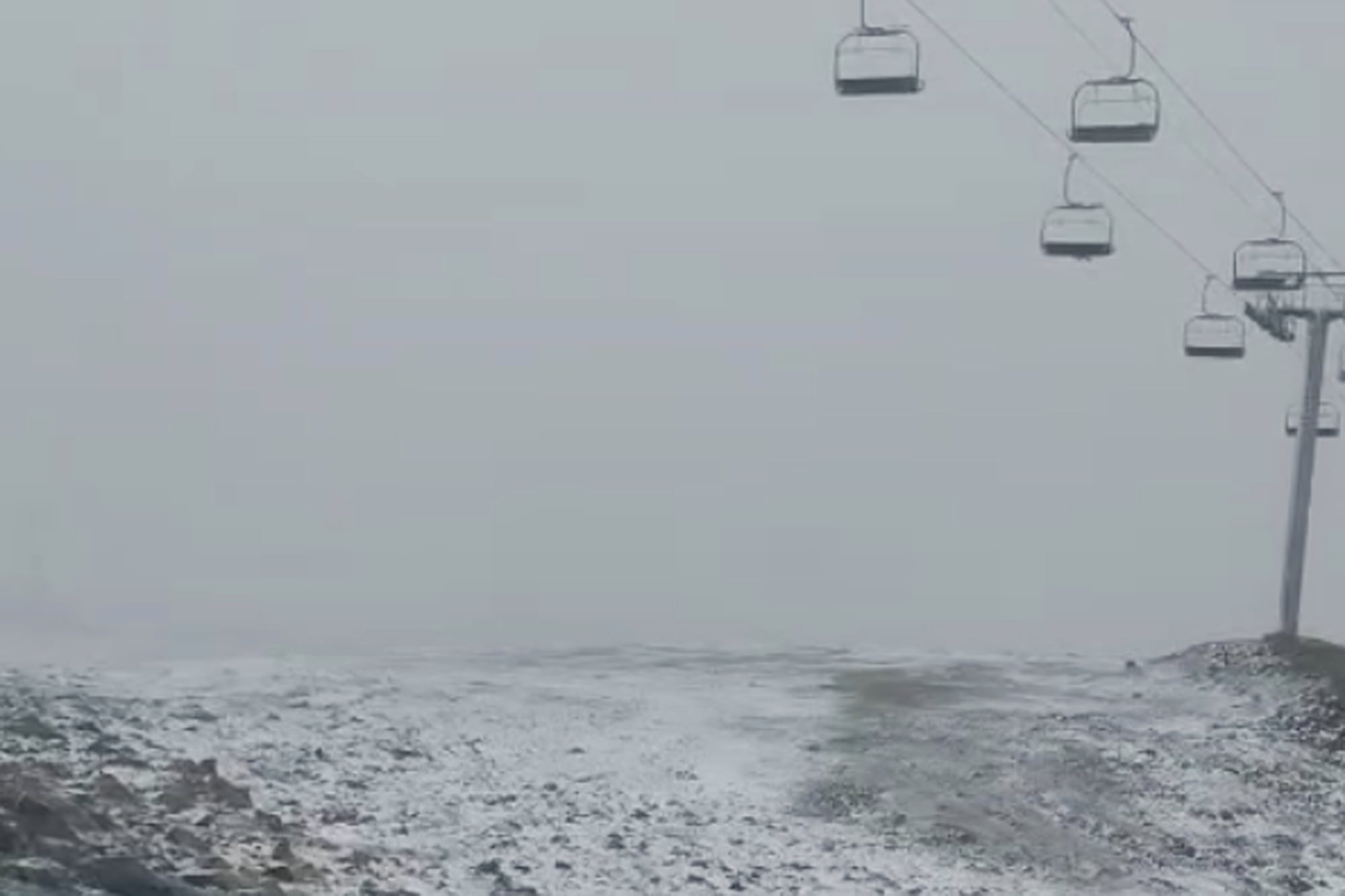 Un fenómeno inesperado: en pleno verano, la nieve sorprendió a los turistas en el cerro Catedral