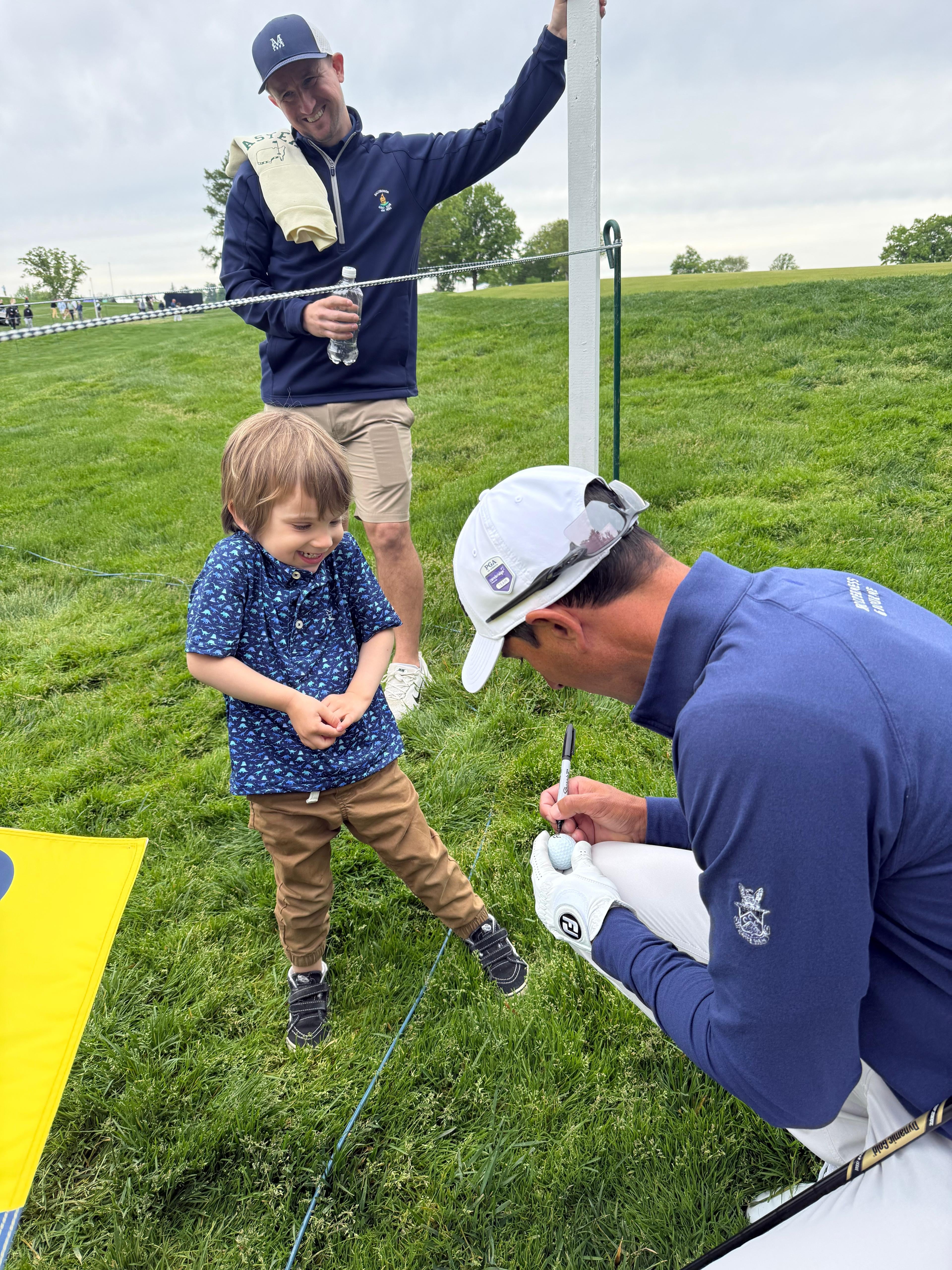El momento familiar de Bide junto con Jordan Spieth, que en el PGA Championship buscará completar el Grand Slam