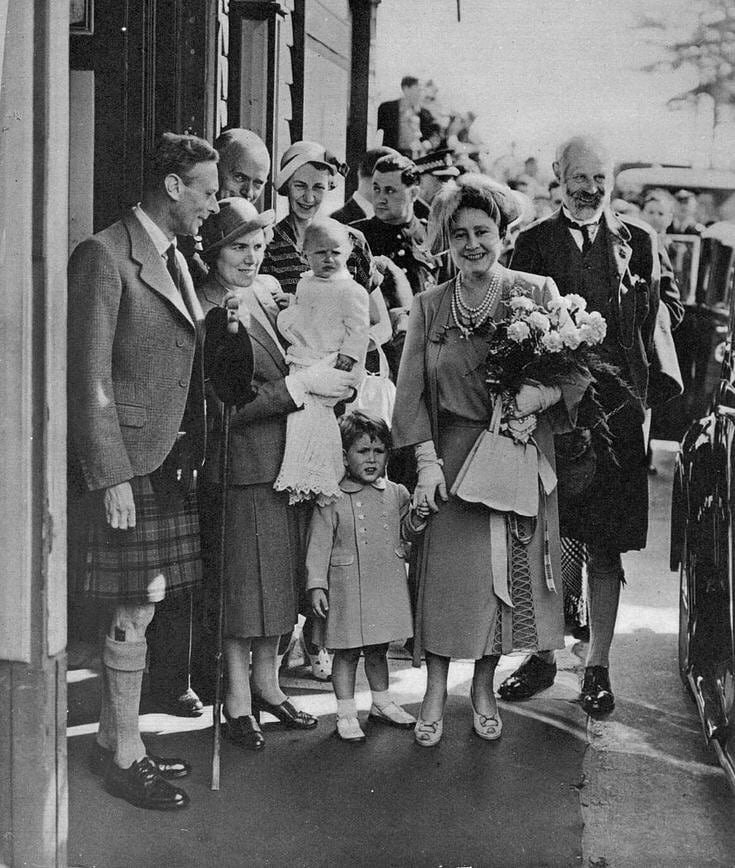 La niñera real, con la princesa Ana en brazos, junto a Carlos, el rey Jorge VI y su esposa camino a Balmoral