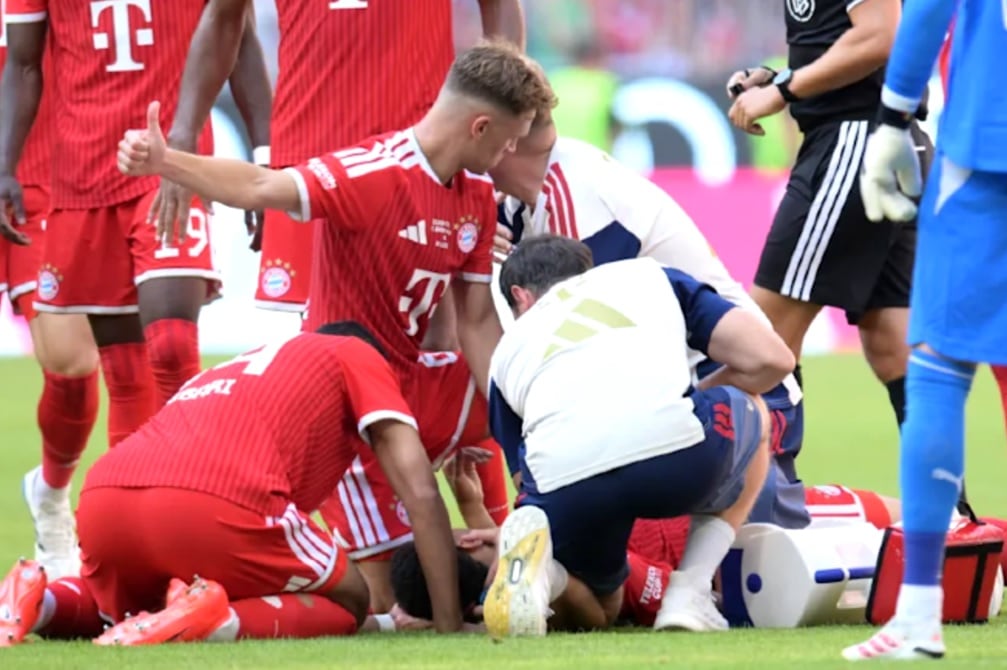 Jamal Musiala se desplomó 13 minutos después de ingresar para Bayern Múnich y debió ser atendido 6 El partido estuvo interrumpido durante varios minutos mientras el jugador recibía atención médica