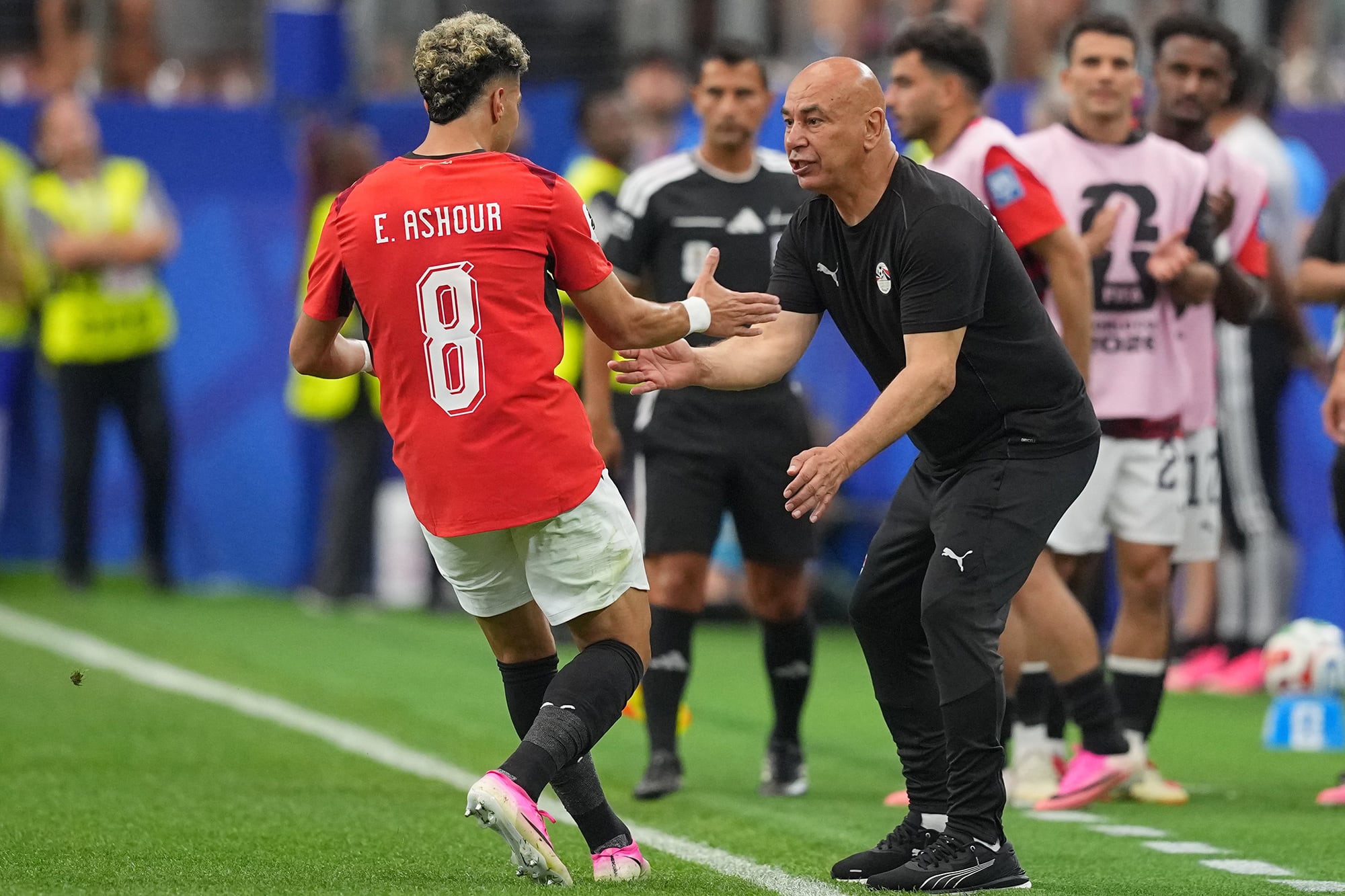 Ashour y el gran artífice de su presente: el técnico Hossam Hassan. (AP Foto/Julio Cortez)