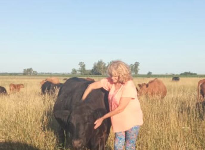 La productora Rosa junto al novillo que crió de guacho y que antes de ser robado tenía 600 kilos