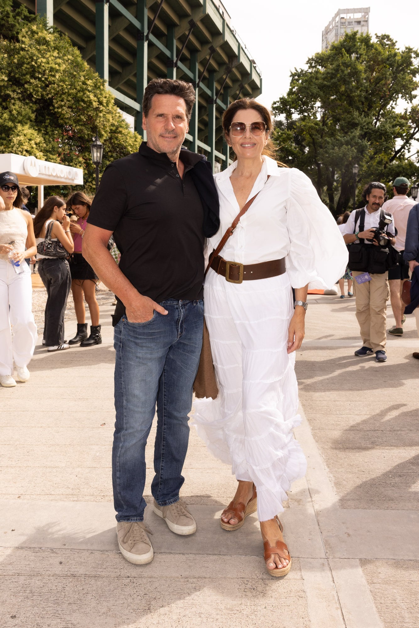 Lucas Bocchino y Andrea Frigerio, que eligió un set de camisa con mangas balloon y falda larga con accesorios en cuero