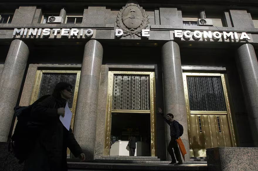Lanzan otro canje para reducir el vencimiento de $20 billones a fin de mes