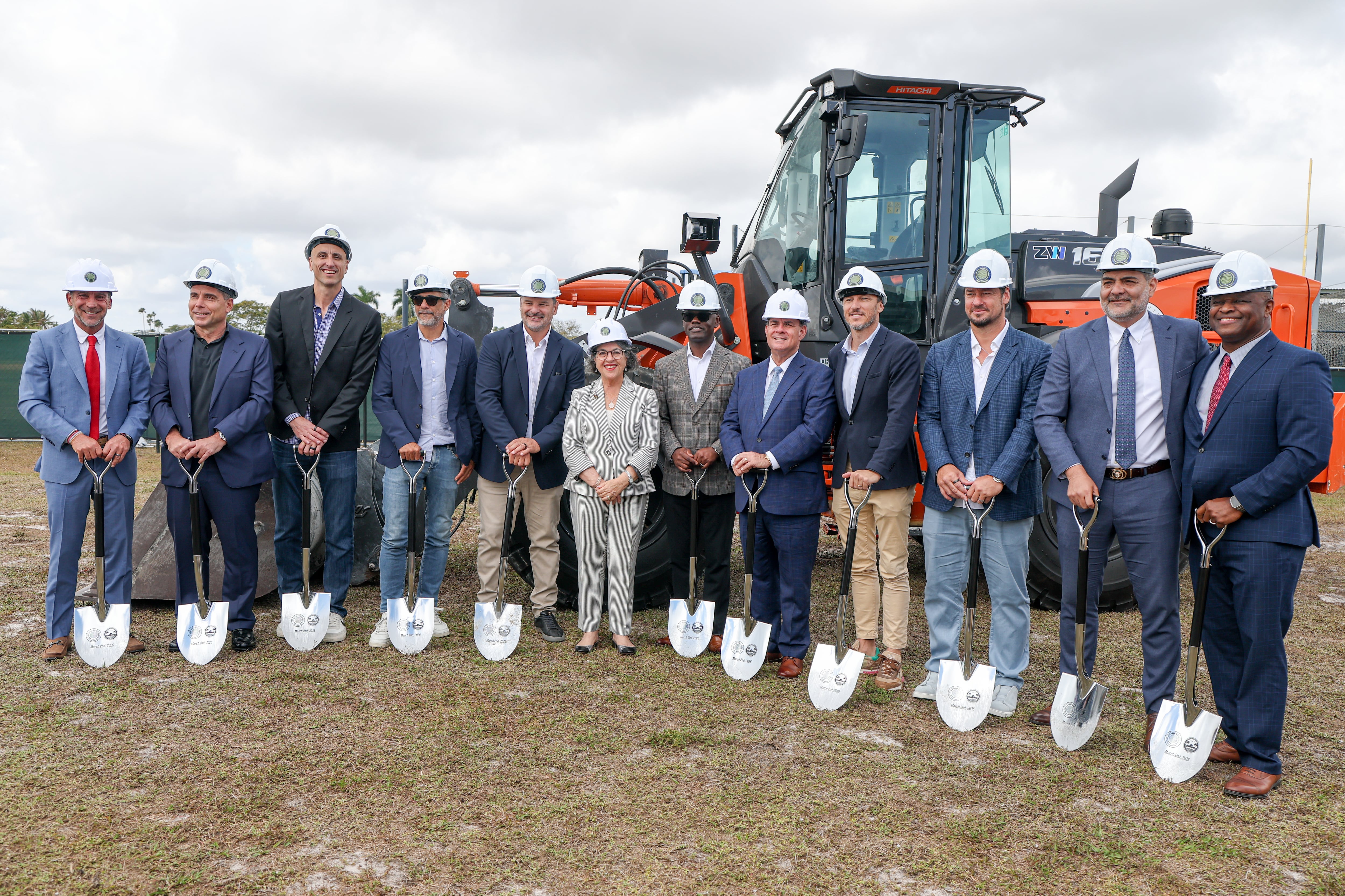 Darío Sala con su equipo de trabajo en el nuevo proyecto para el predio deportivo