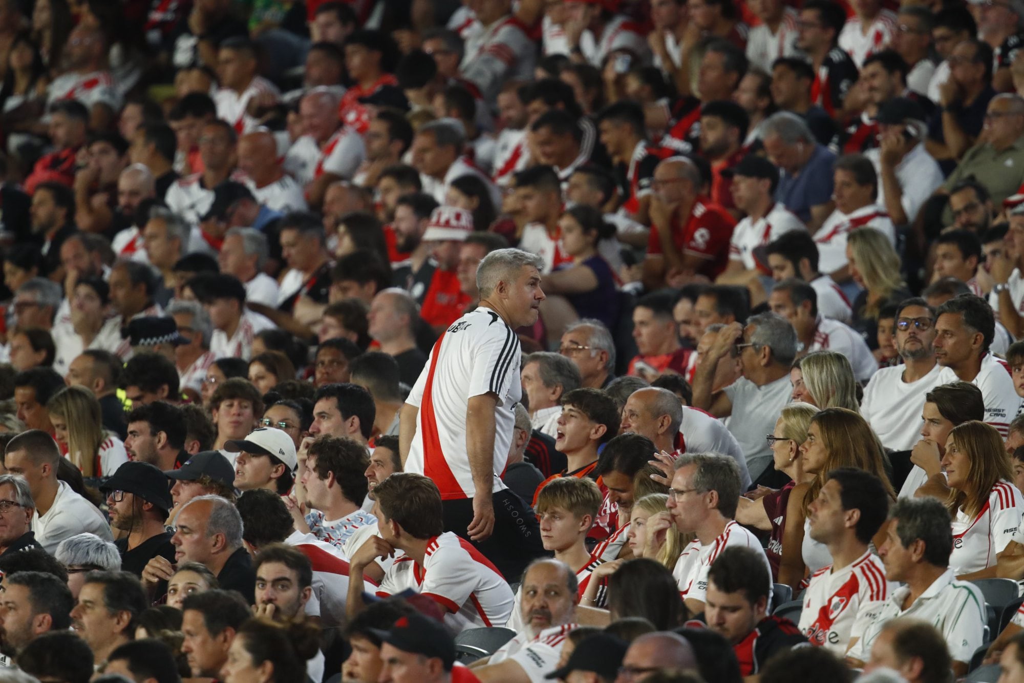 Los hinchas fueron de la perplejidad a los insultos; algunos se fueron antes del final del partido