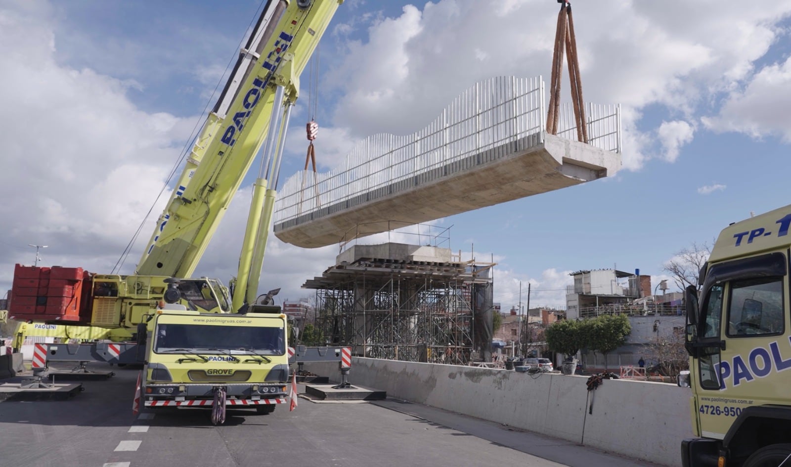 Dos grúas participarán del montaje de la nueva pasarela peatonal sobre la autopista Dellepiane