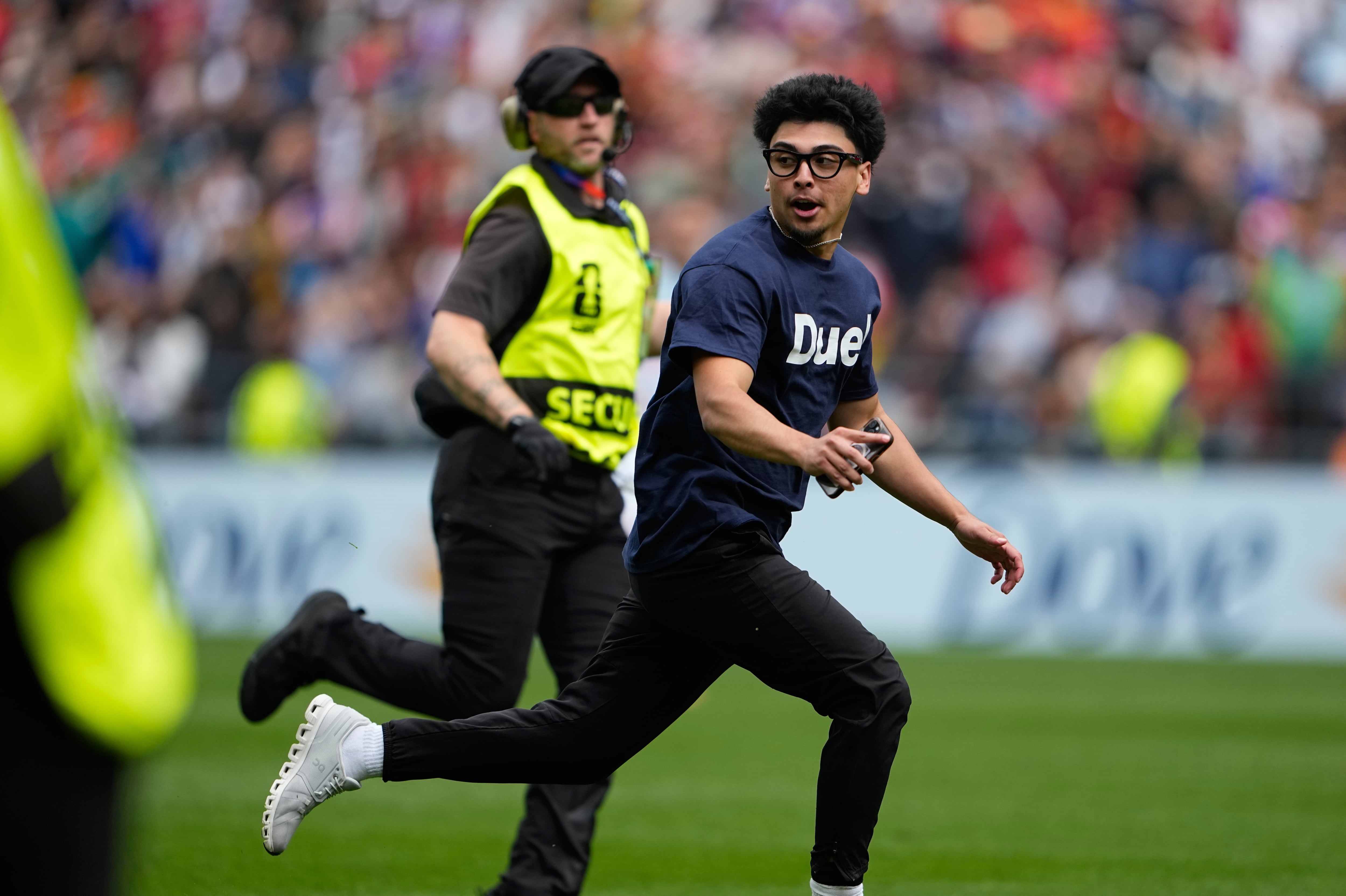 En el segundo tiempo, un espectador saltó al campo de juego en Seattle y provocó la suspensión inmediata del partido