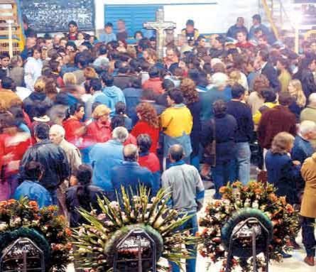 Una multitud lloró a las víctimas mortales de la masacre de Carmen de Patagones el día del velatorio
