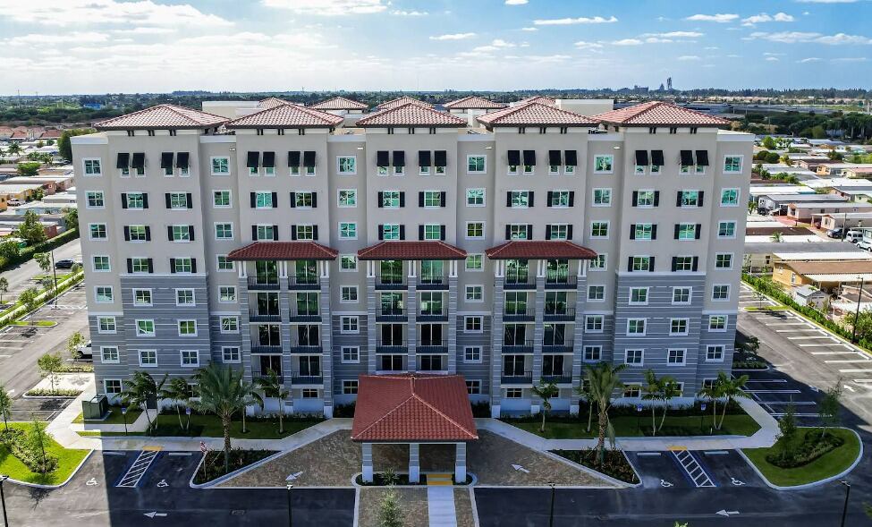 La empresa dueña del antiguo parque de casas móviles construyó el complejo Li'l Abner II, con alquileres que van desde los US$2194 por una habitación