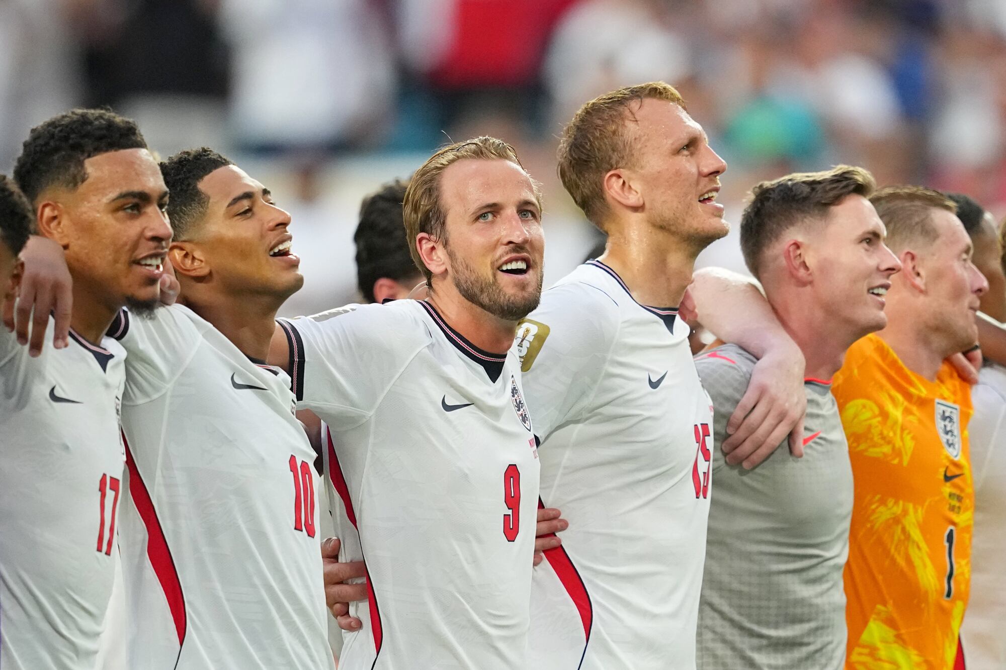 Bellingham (10) y Harry Kane son buenos socios futbolísticos; con sus buenos niveles, Inglaterra es semifinalista por la Copa del Mundo.