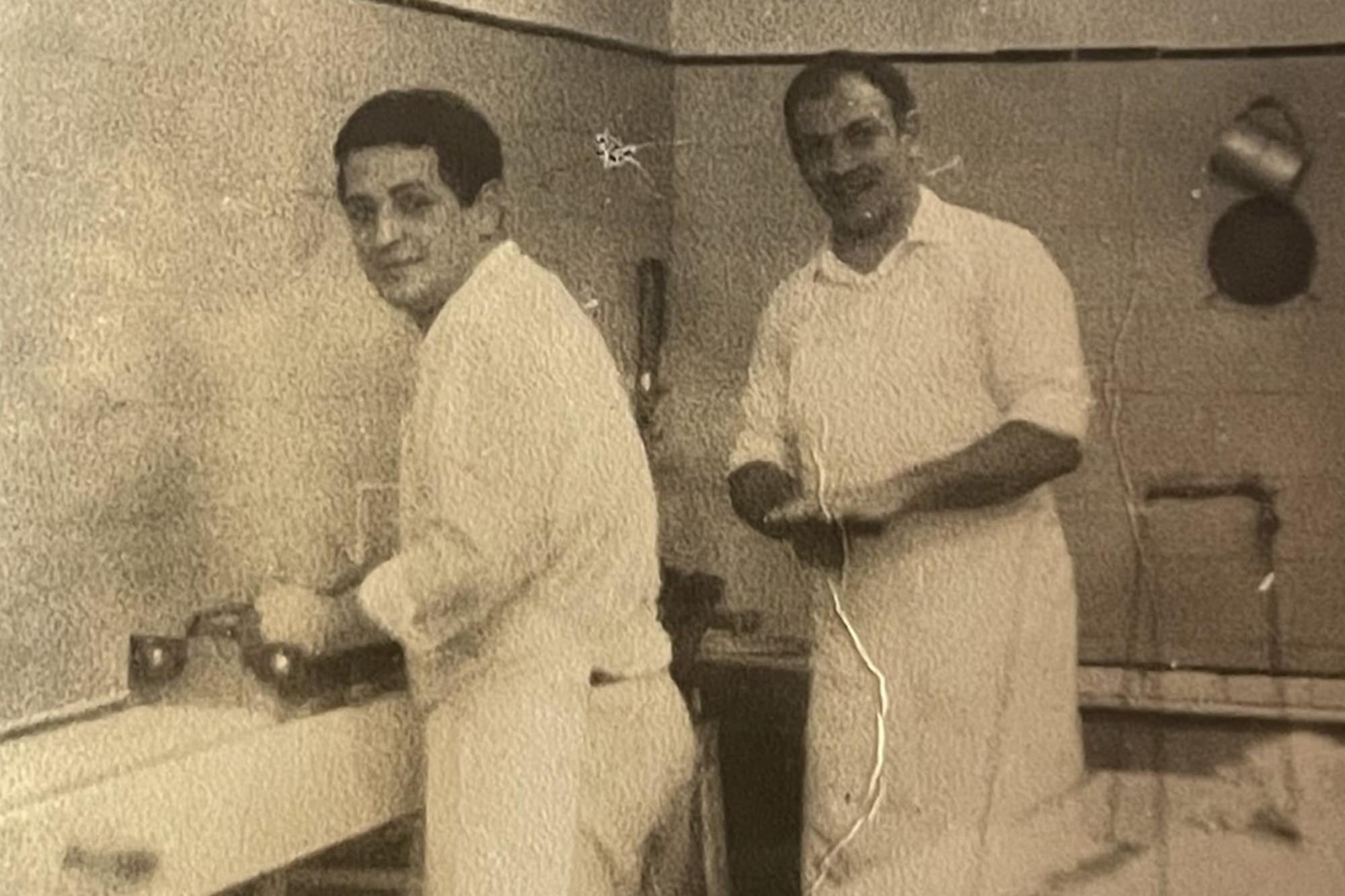 Hugo Navarro y Cacho Elía en su primer local de churros llamado