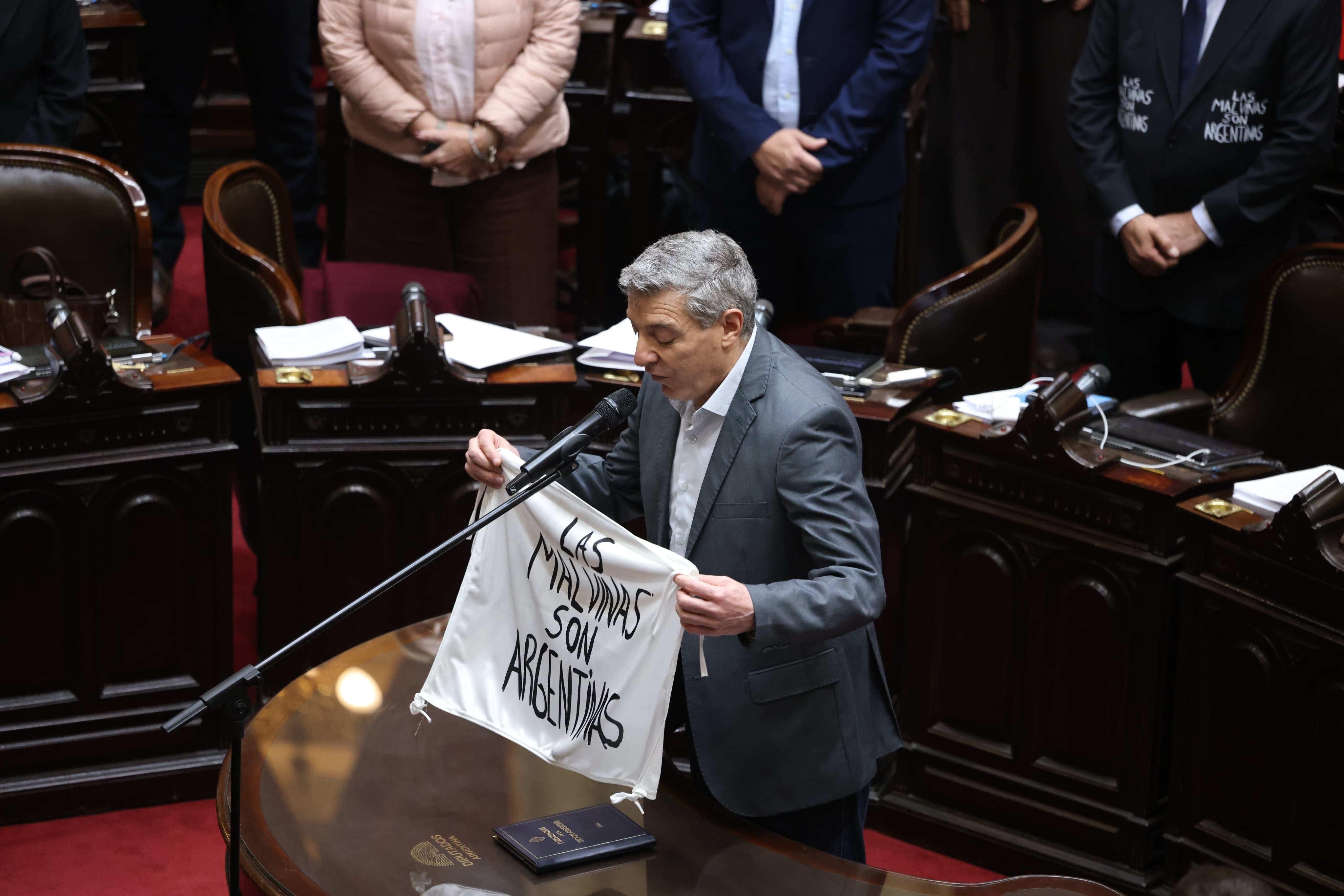 Juan Carlos Giordano juró como diputado nacional por el FIT con la bandera con la leyenda