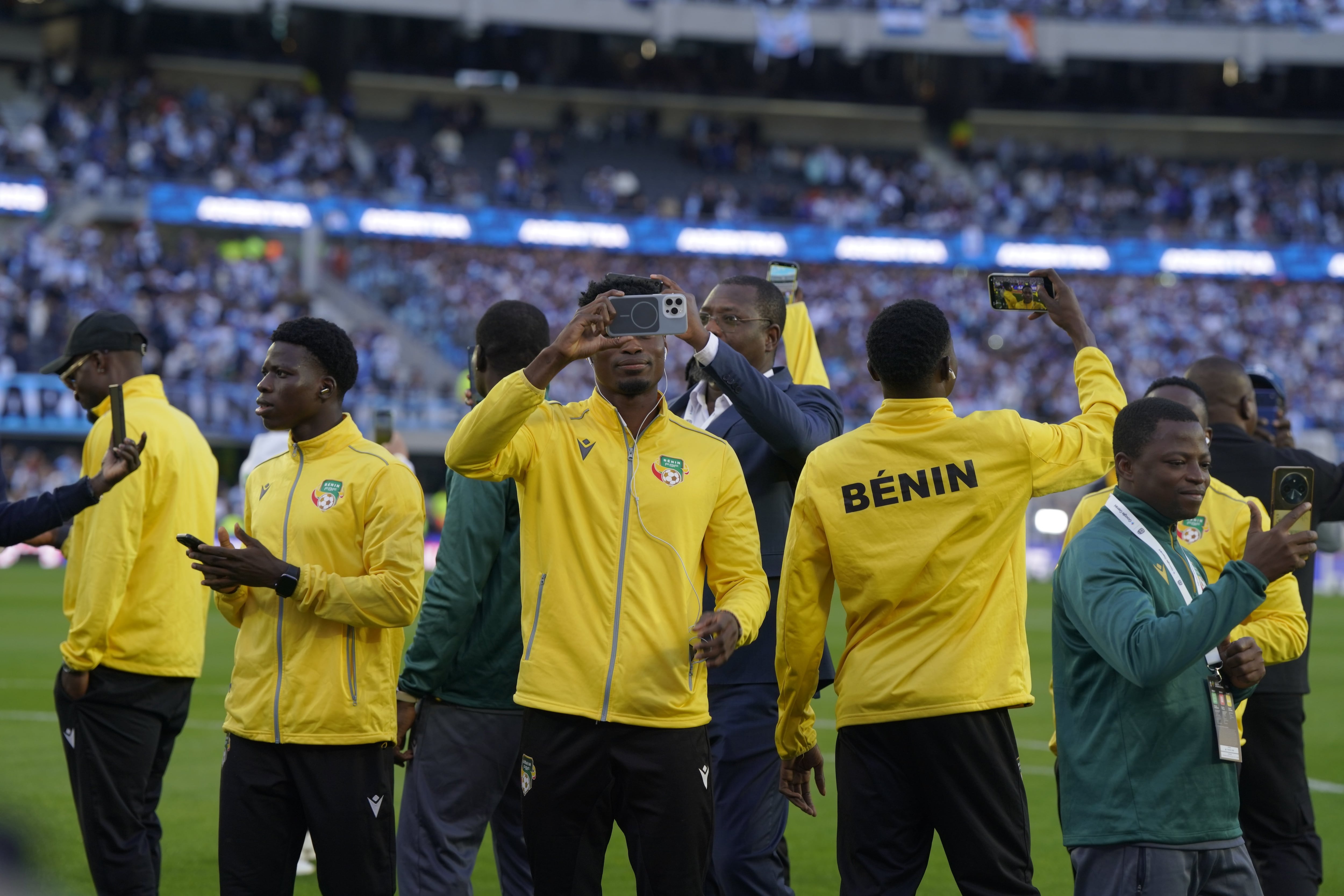 La selección de Benín hizo el reconocimiento en el campo de juego del Monumental y fue aplaudido por el público argentino