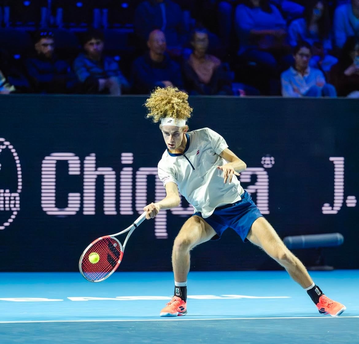 Mika Brunold, tenista suizo, jugando el último ATP de Basilea, donde cayó en la clasificación