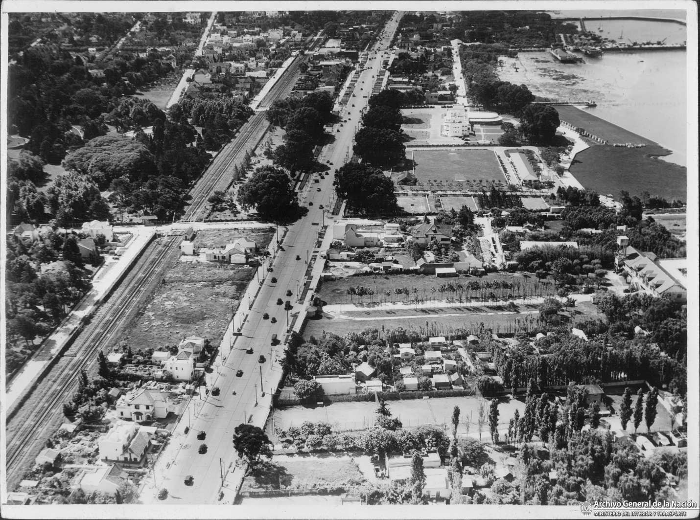 En 1938, las vías del Ferrocarril Central Argentino, la actual avenida del Libertador y el río de la Plata. Al fondo el puerto, entre las escolleras.
